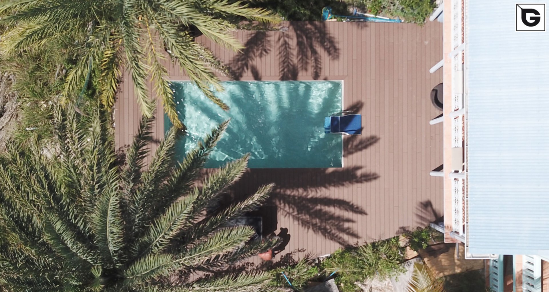 Einrichtungen_Schwimmbad deck_Am Wasser entlang