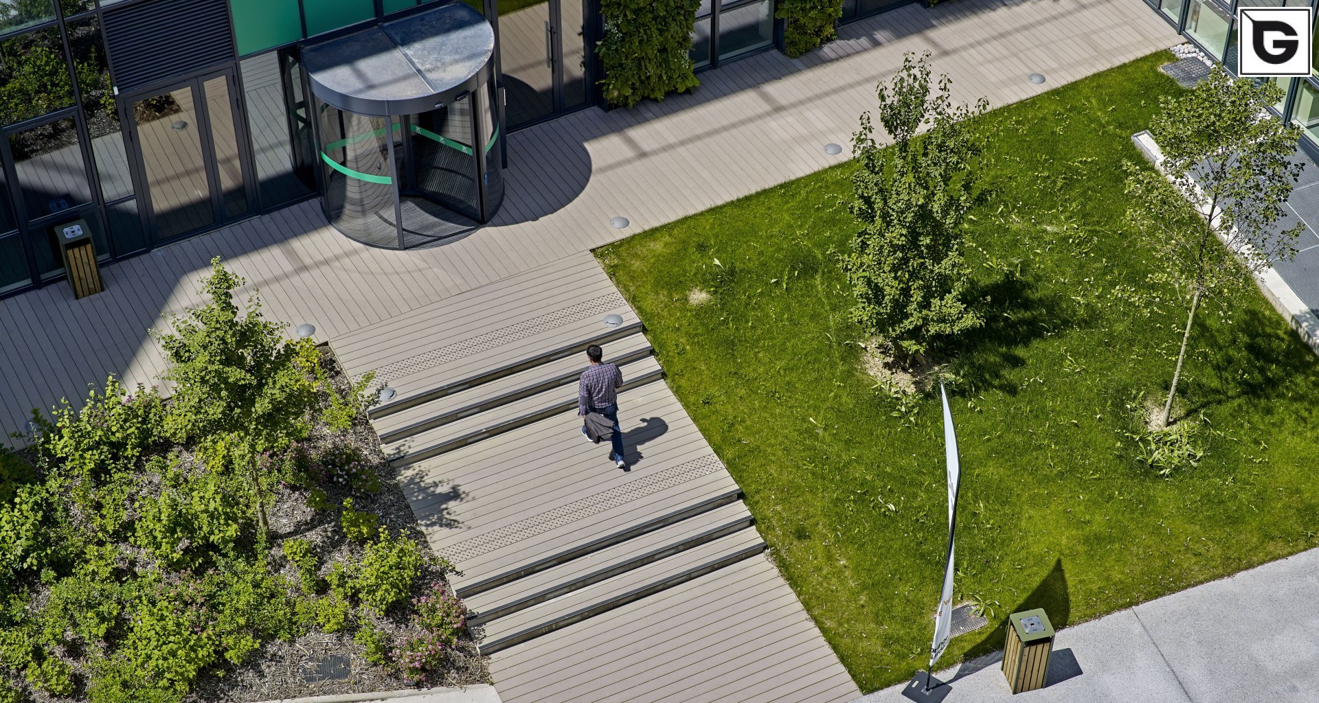 Verwaltungsgebäude_Terrasse Gewerbliche Nutzung_Vorzeigeprojekte - WPC holz 