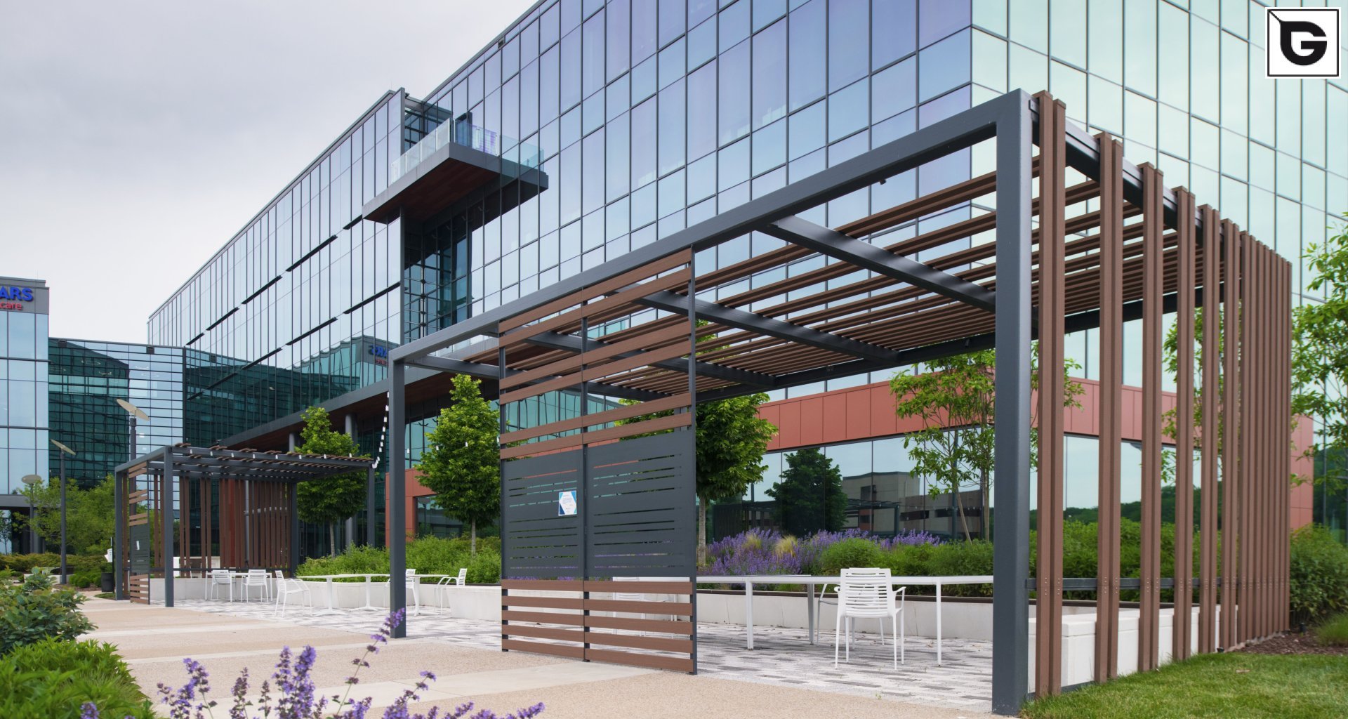 Verwaltungsgebäude_Zäune, Mauer, Portal_Leed