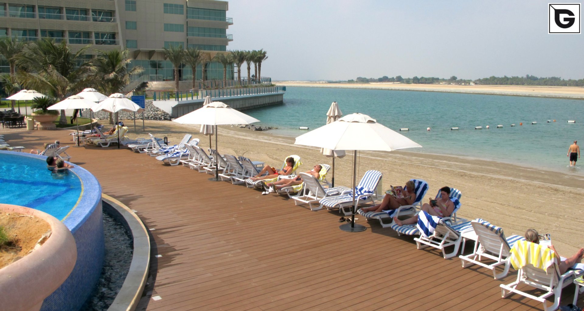 Restaurant und Hotelgewerbe_Schwimmbad deck_Am Wasser entlang