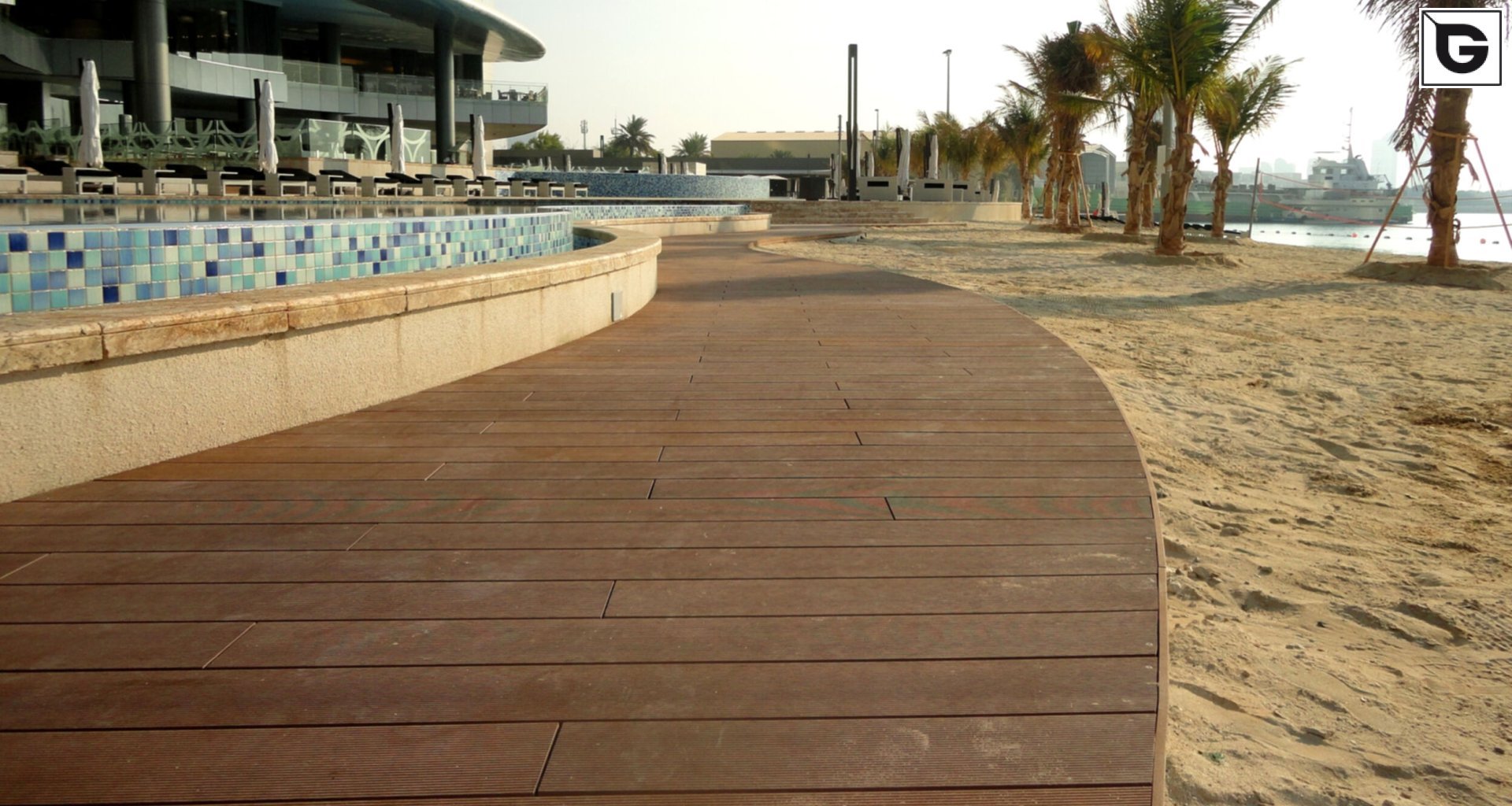 Restaurant und Hotelgewerbe_Schwimmbad deck_Am Wasser entlang