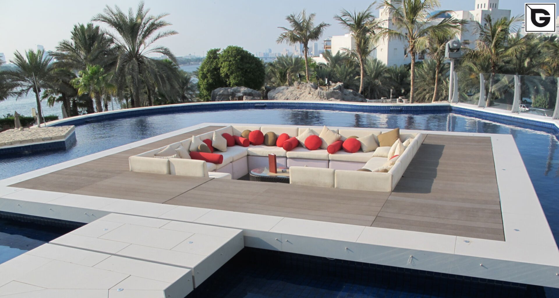 Restaurant und Hotelgewerbe_Schwimmbad deck_Hotel