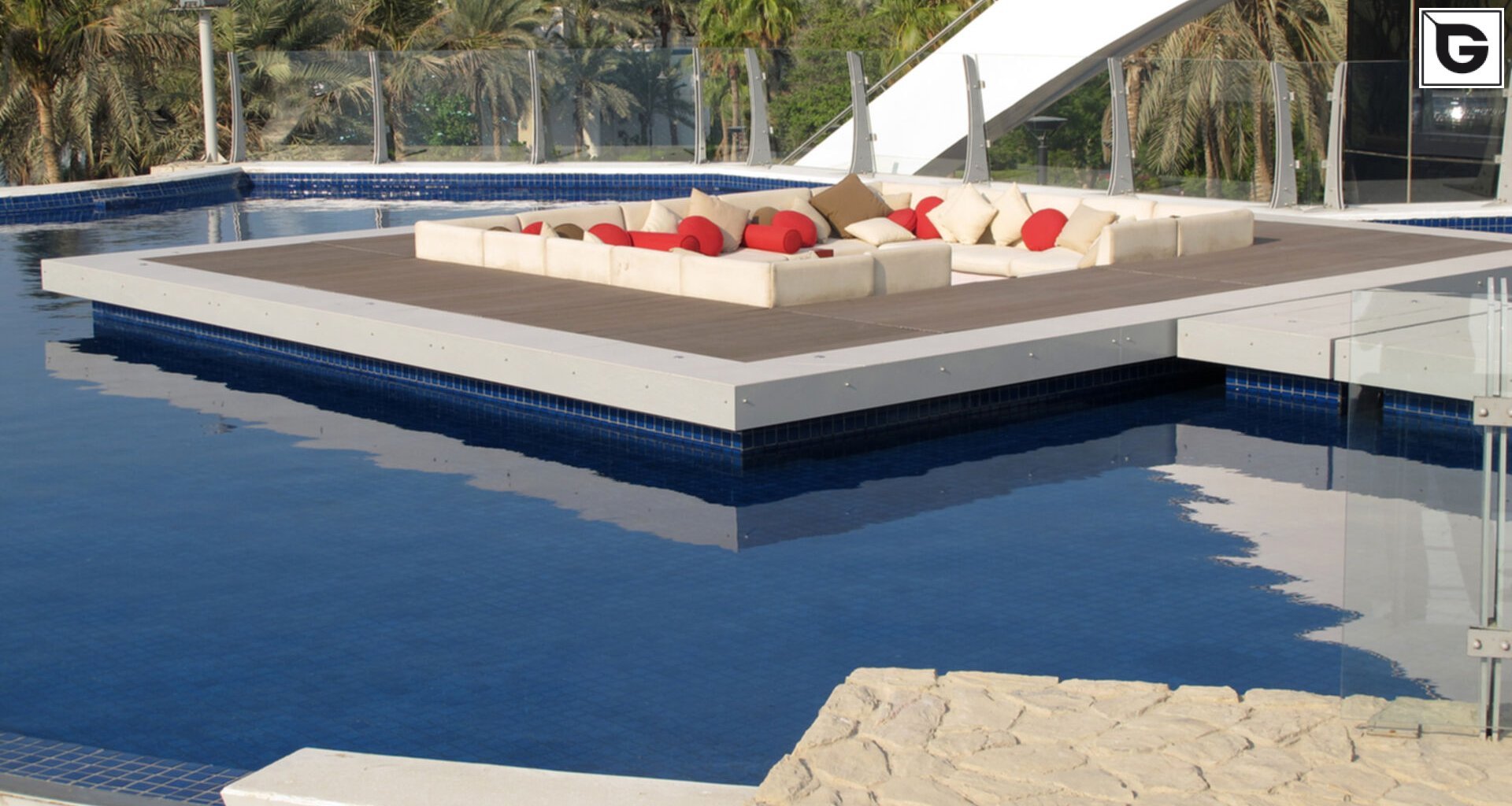 Restaurant und Hotelgewerbe_Schwimmbad deck_Hotel