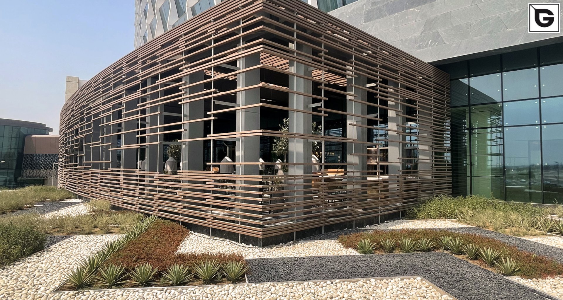 Restaurant und Hotelgewerbe_Verti & Horiz Fassadenverkleidung _Gebogene Profilen