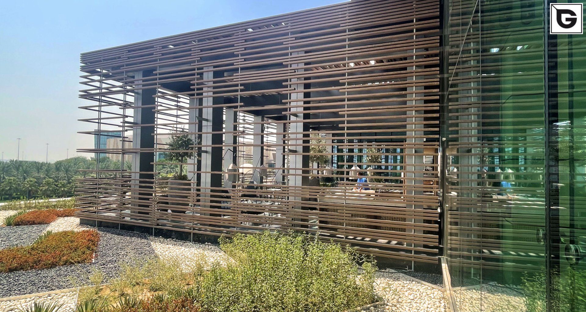 Restaurant und Hotelgewerbe_Verti & Horiz Fassadenverkleidung _Gebogene Profilen