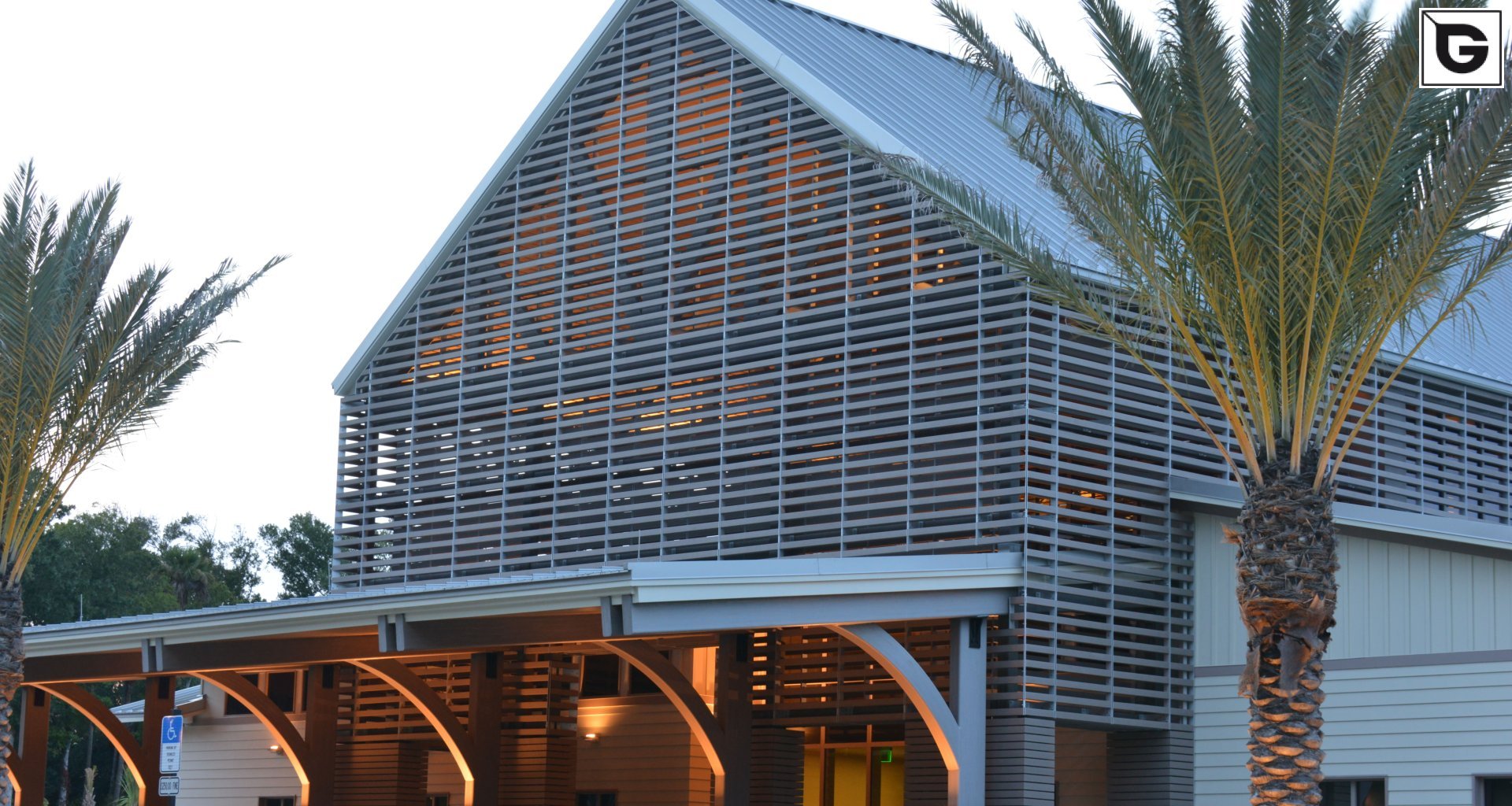 Institutionelle Einrichtungen_Horizontal Sonnenschutz, jalousien_Vorzeigeprojekte - Hybrid holz