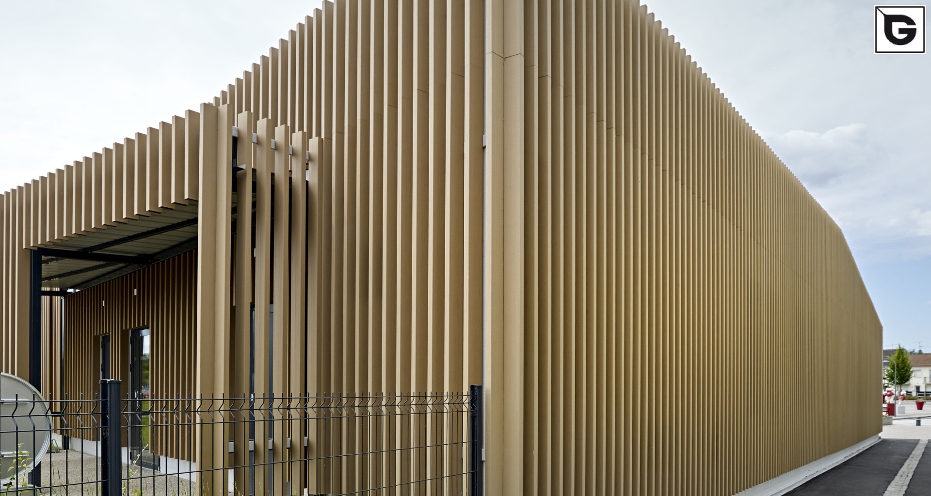 Institutionelle Einrichtungen_Offene Fassadenverkleidung - verti._Vorzeigeprojekte - Hybrid holz