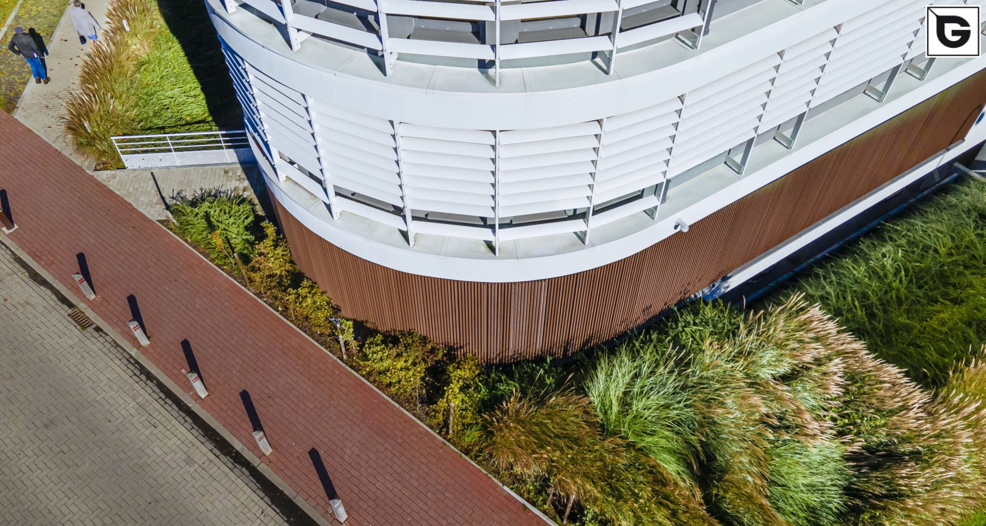 Institutionelle Einrichtungen_Offene Fassadenverkleidung - verti._Krankenhaus, Arztpraxis