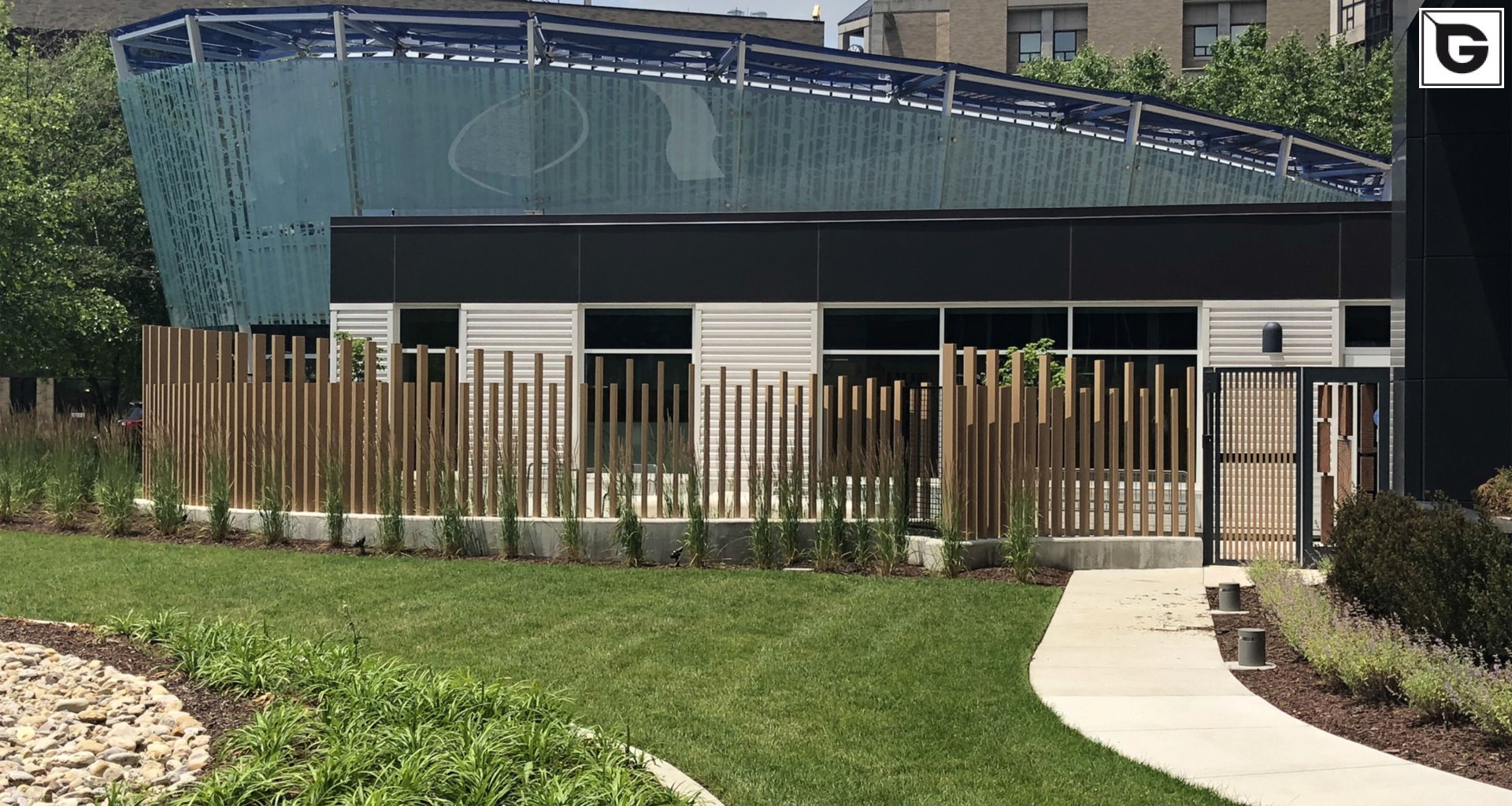 Institutionelle Einrichtungen_Zäune, Mauer, Portal_Krankenhaus, Arztpraxis