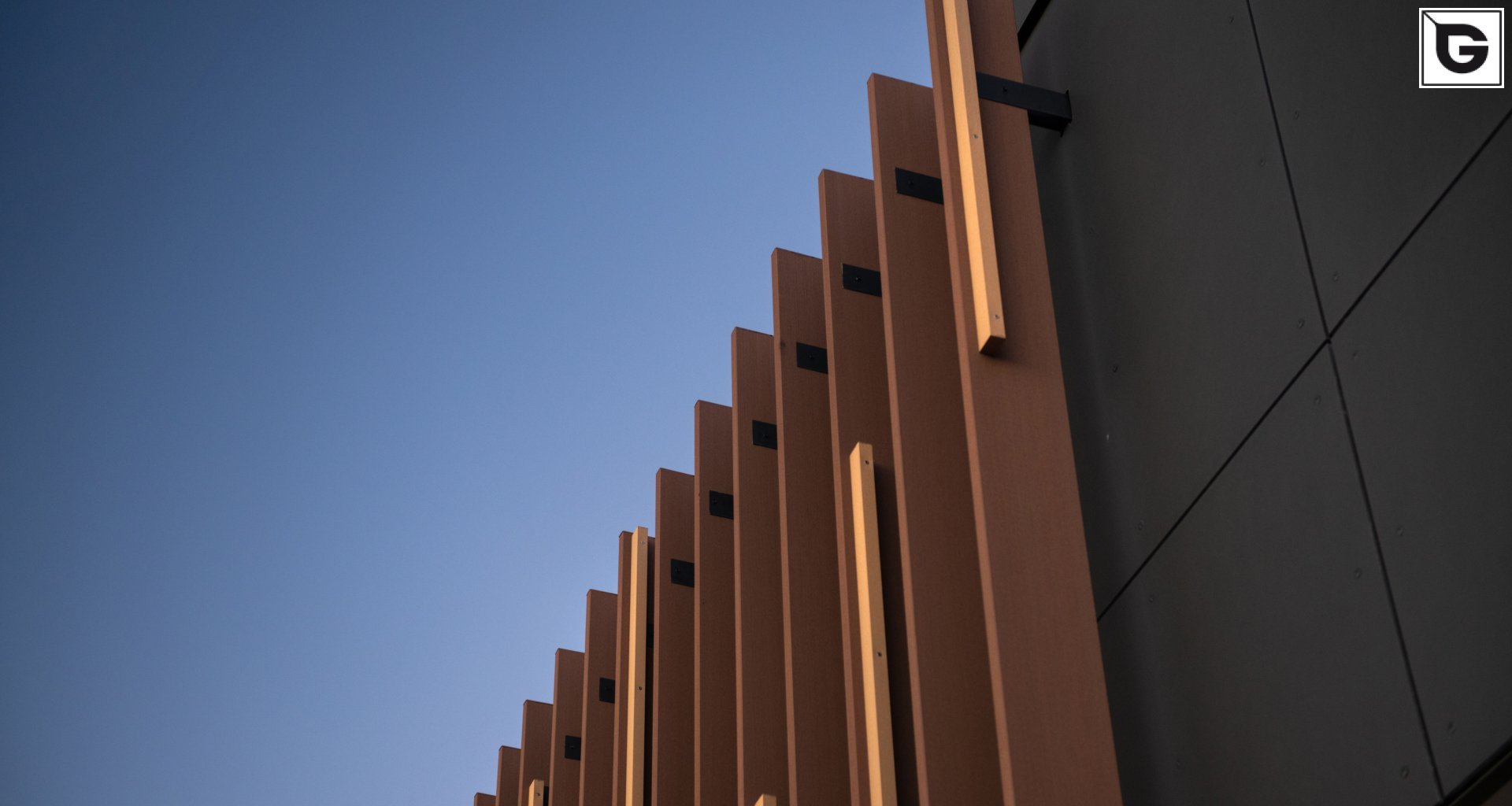 Wohngebäude_Offene Fassadenverkleidung - verti._Wohnhaus