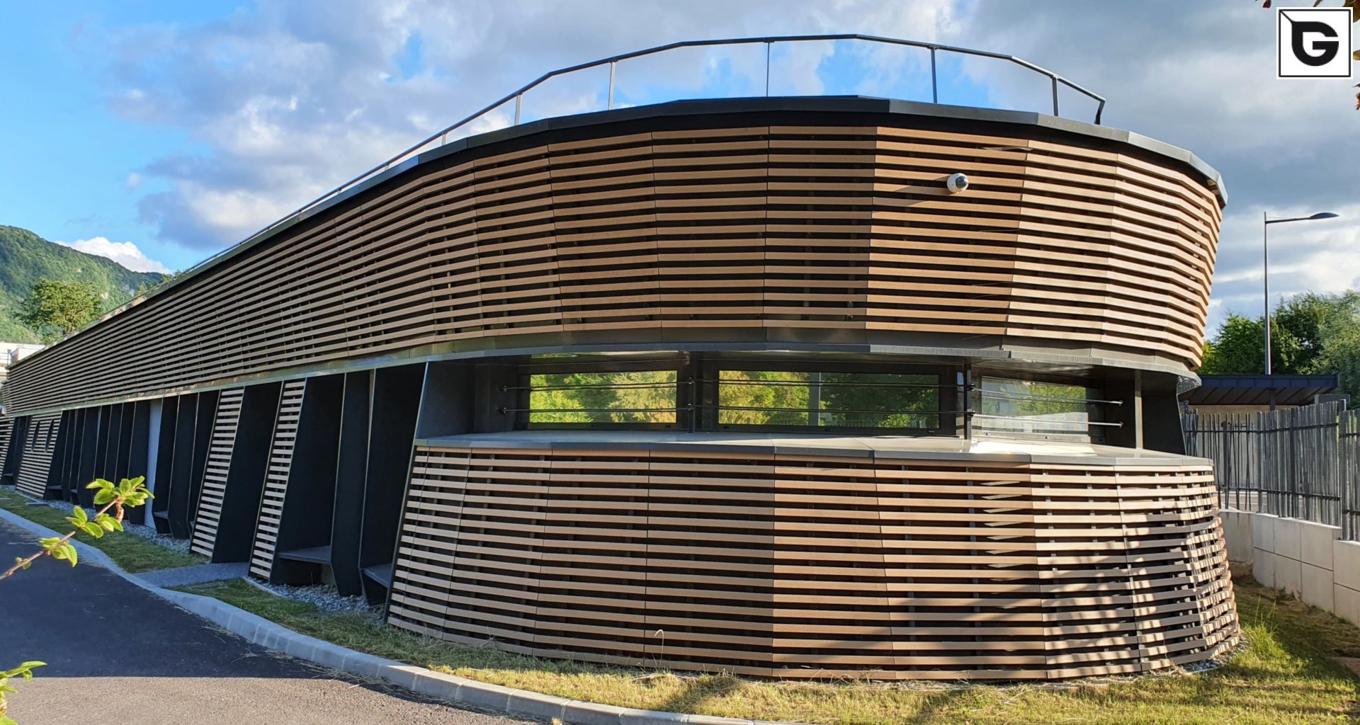 Institutionelle Einrichtungen_Offene Fassadenverkleidung - horiz._Polizei, Feuerwehrmann