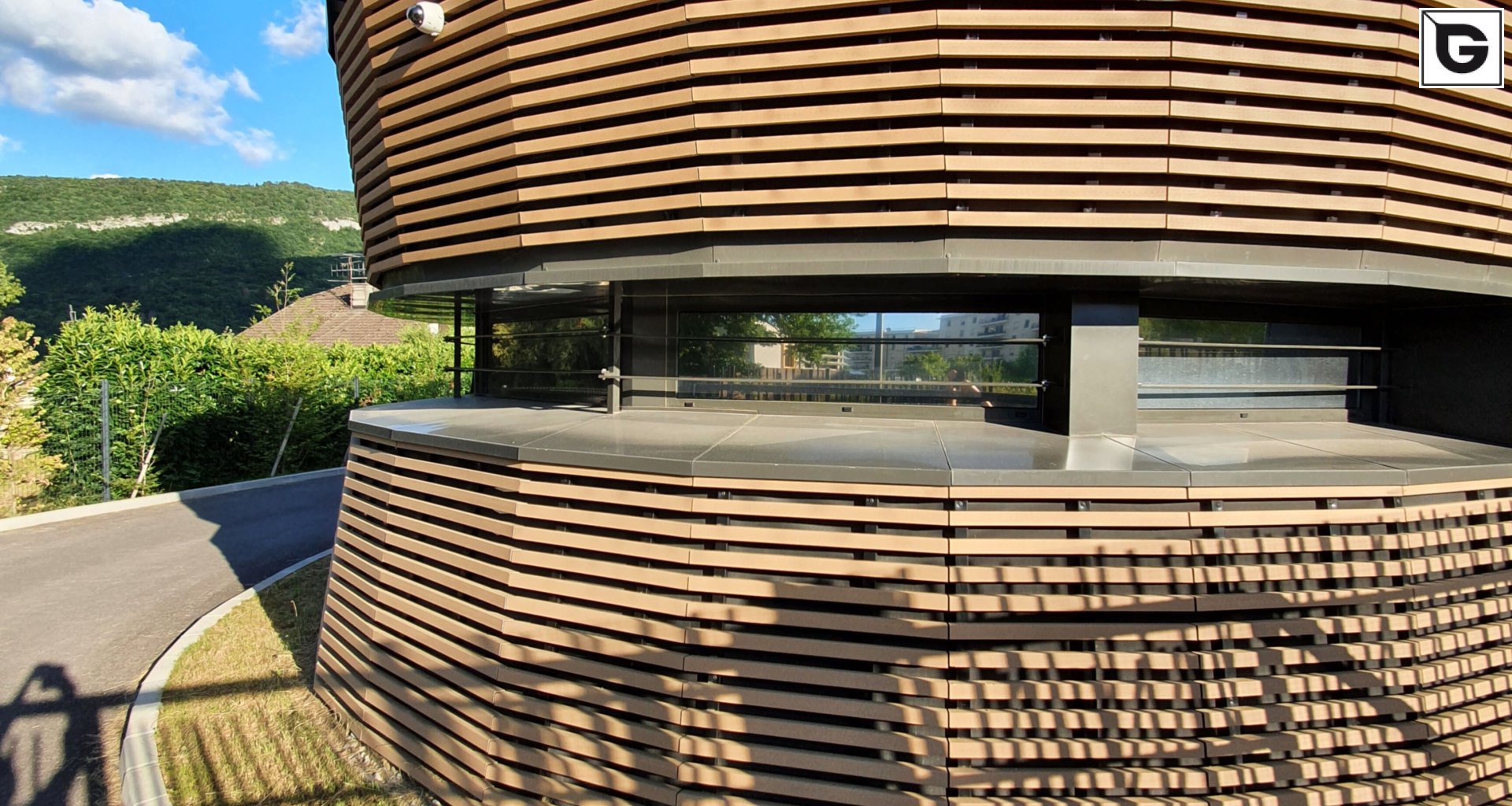 Institutionelle Einrichtungen_Offene Fassadenverkleidung - horiz._Polizei, Feuerwehrmann