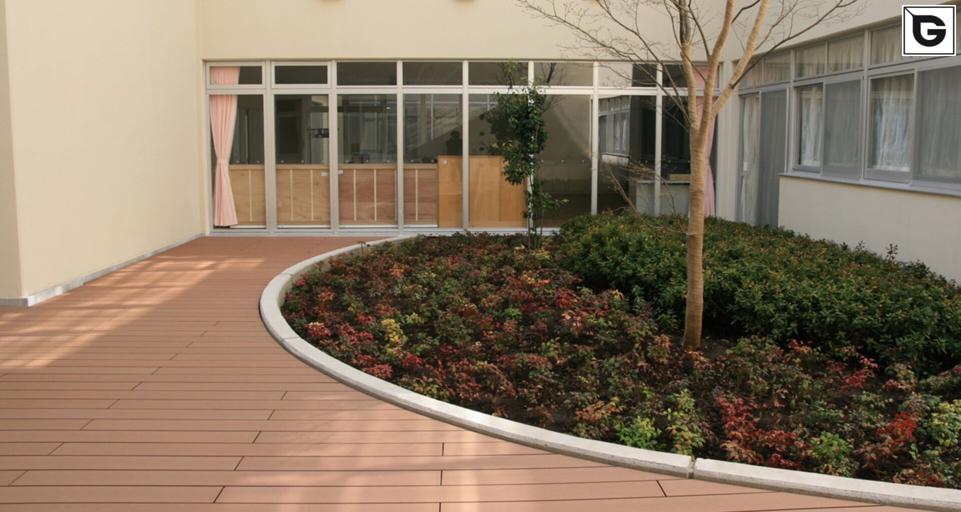 Institutionelle Einrichtungen_Terrasse Gewerbliche Nutzung_Gebogene Profilen