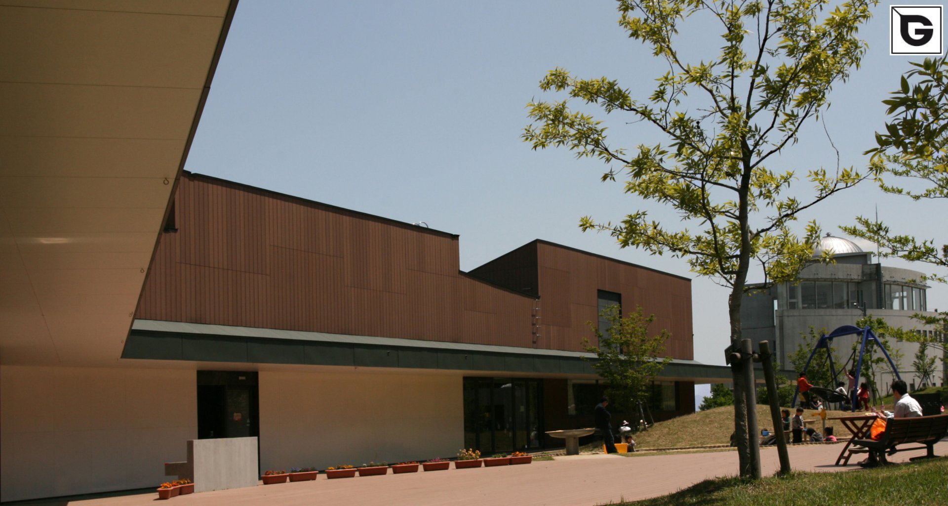 Institutionelle Einrichtungen_Fassadenverkleidung - vertikal_Gebogene Profilen