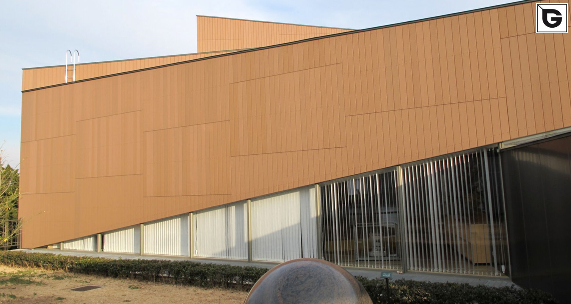 Institutionelle Einrichtungen_Fassadenverkleidung - vertikal_Gebogene Profilen