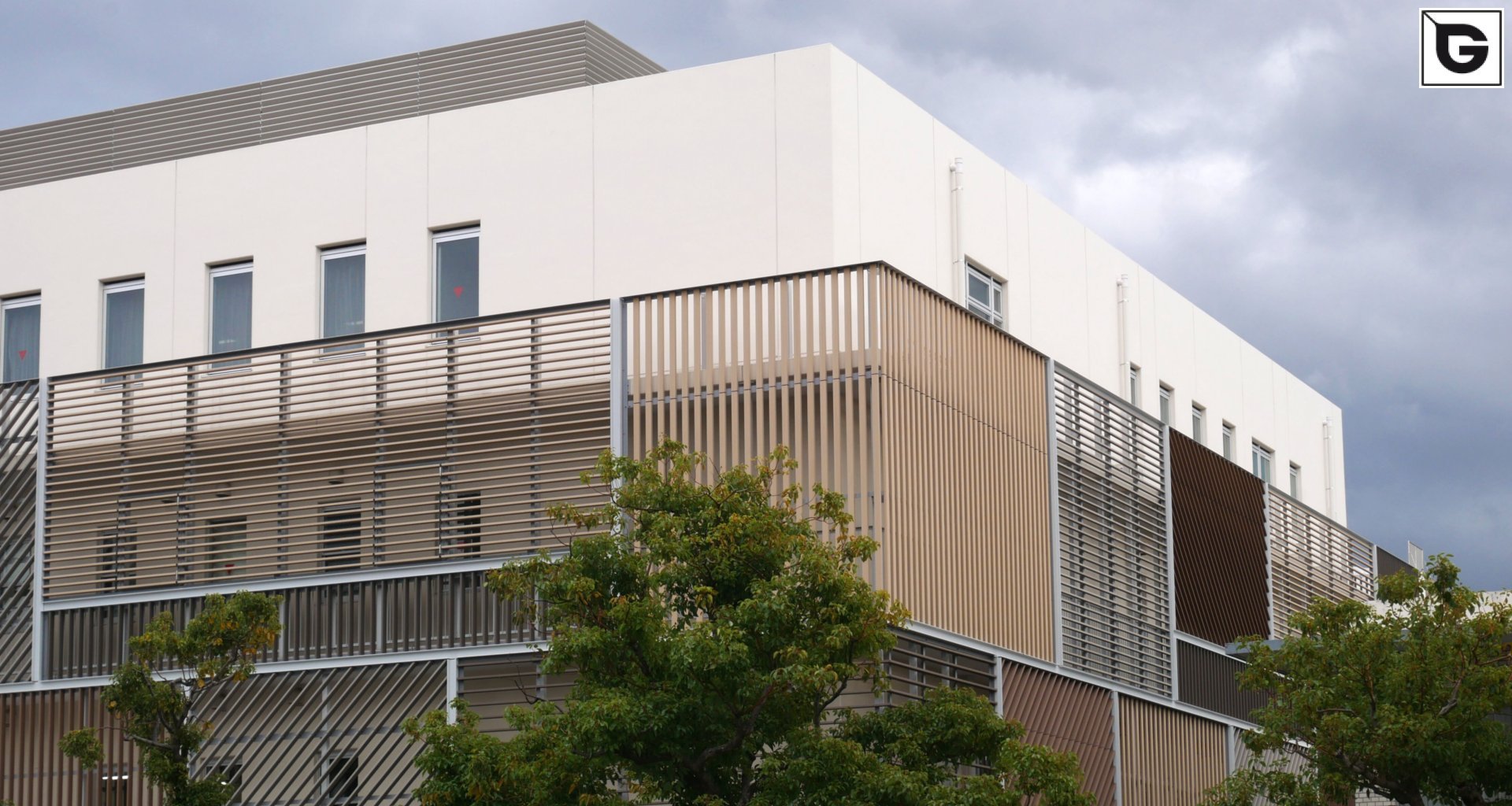 Institutionelle Einrichtungen_Verti & Horiz Fassadenverkleidung _Gebogene Profilen