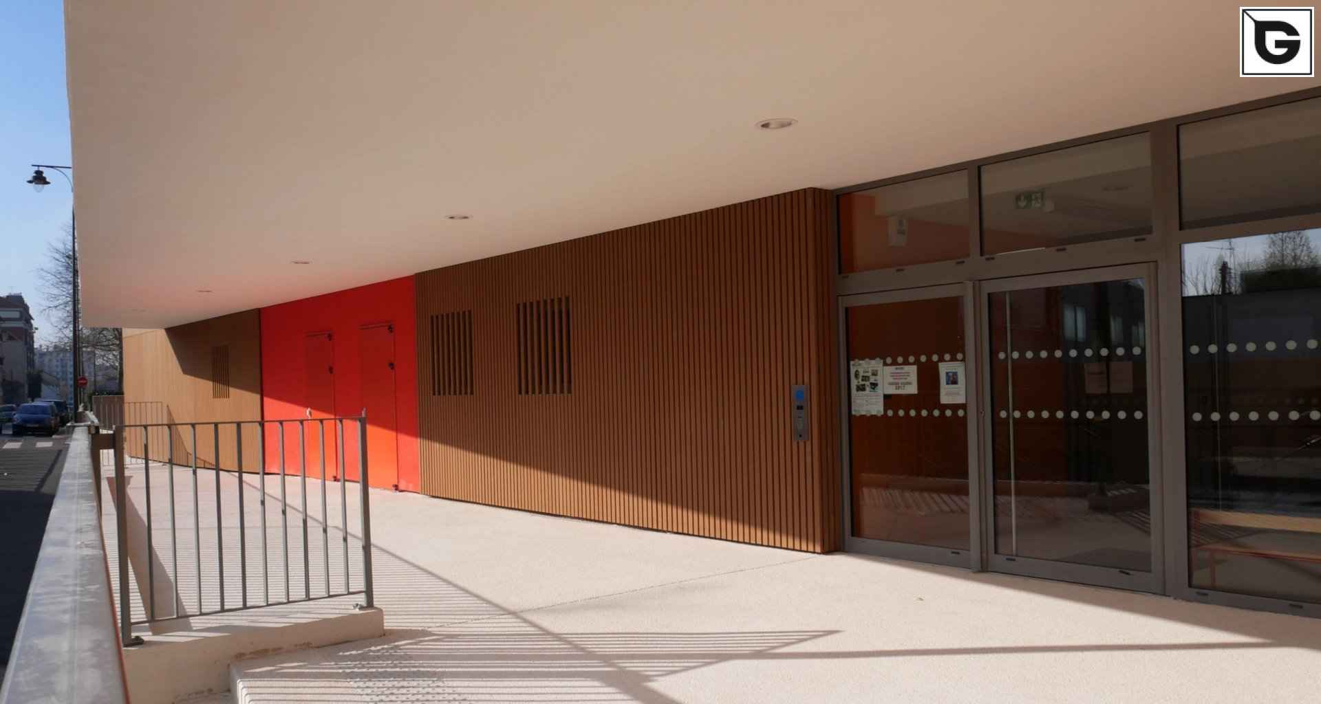 Institutionelle Einrichtungen_Offene Fassadenverkleidung - verti._Gebogene Profilen