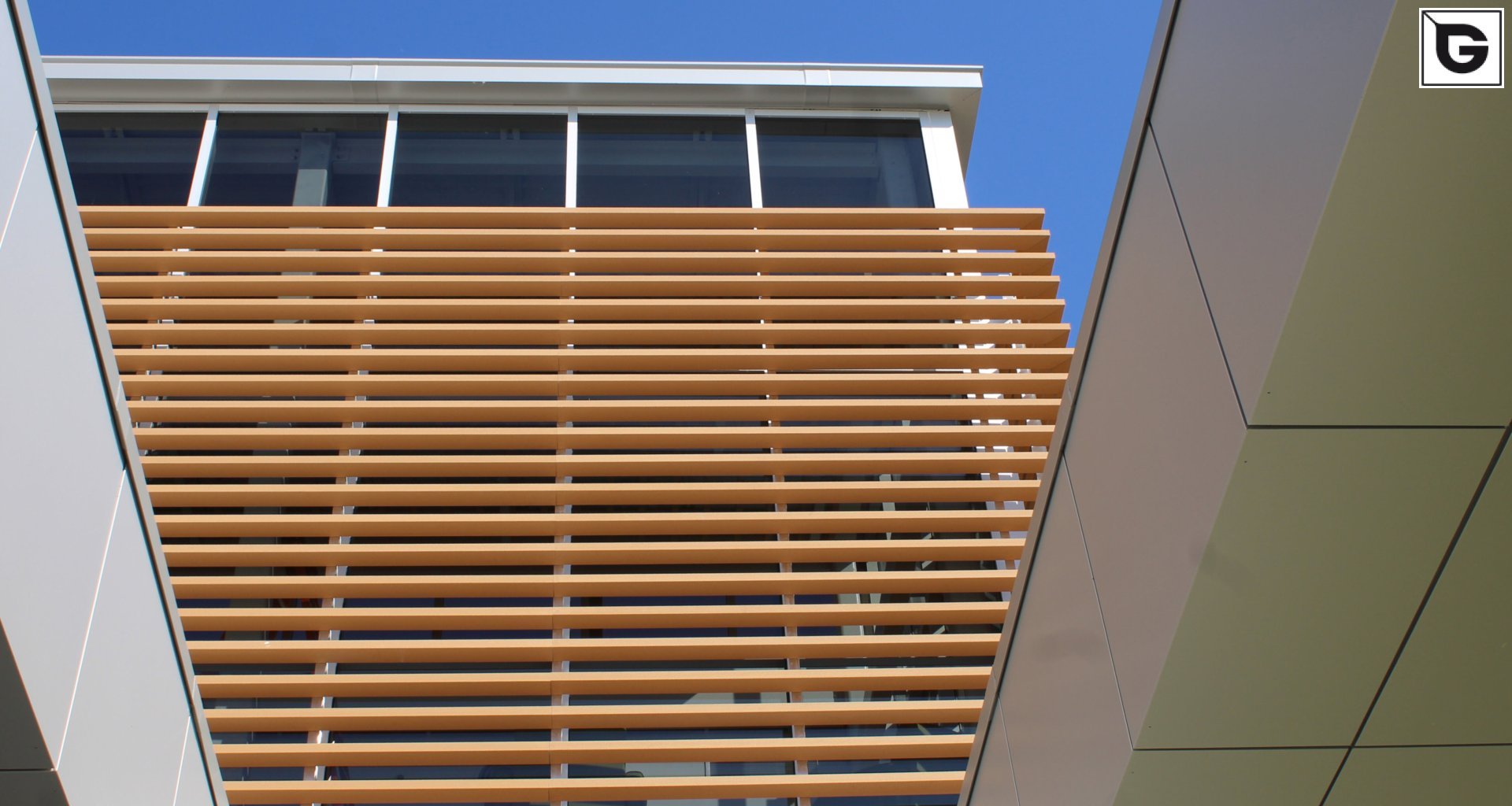 Institutionelle Einrichtungen_Horizontal Sonnenschutz, jalousien_Gebogene Profilen