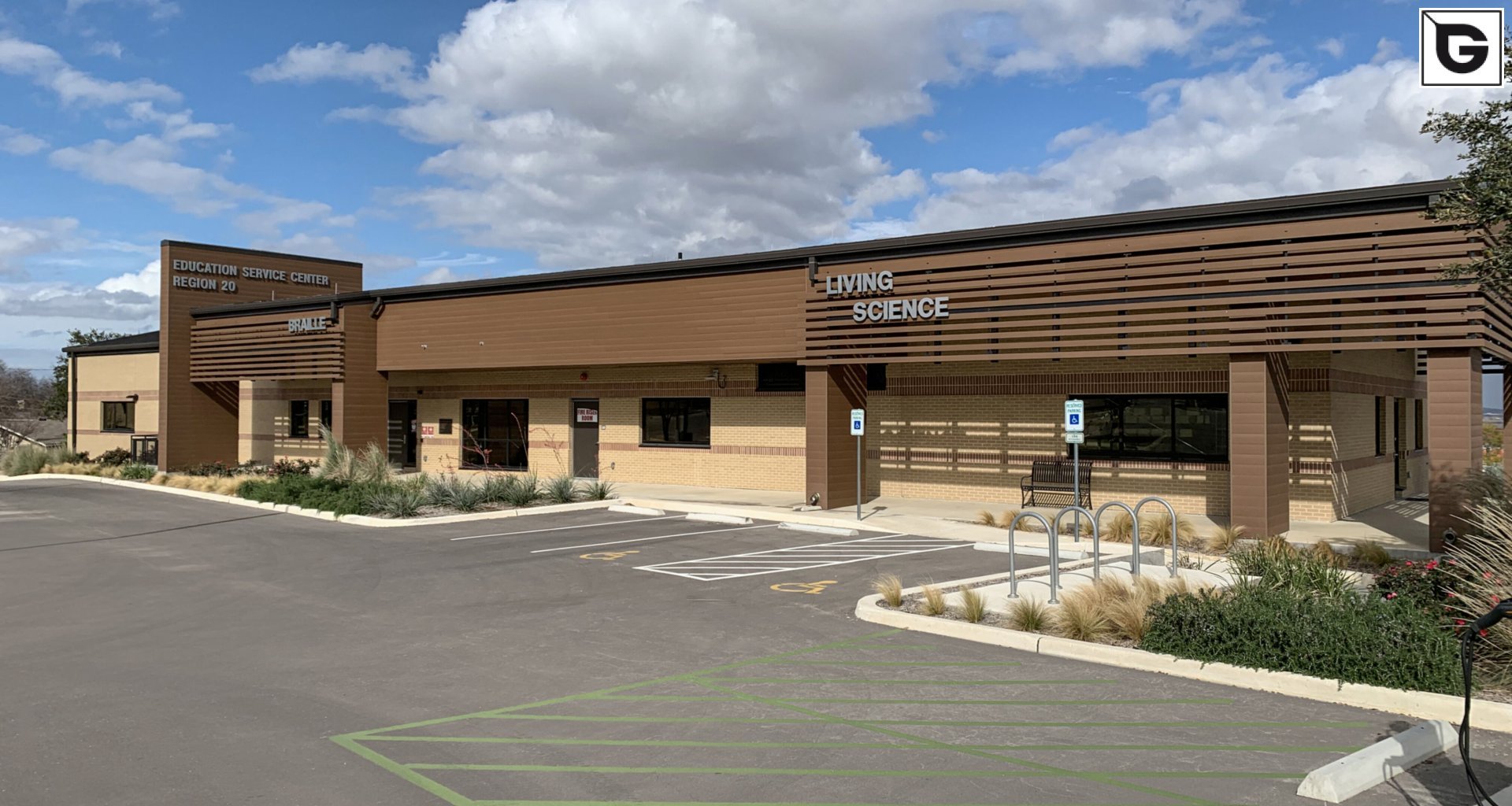 Institutionelle Einrichtungen_Fassadenverkleidung - horizontal_Gebogene Profilen