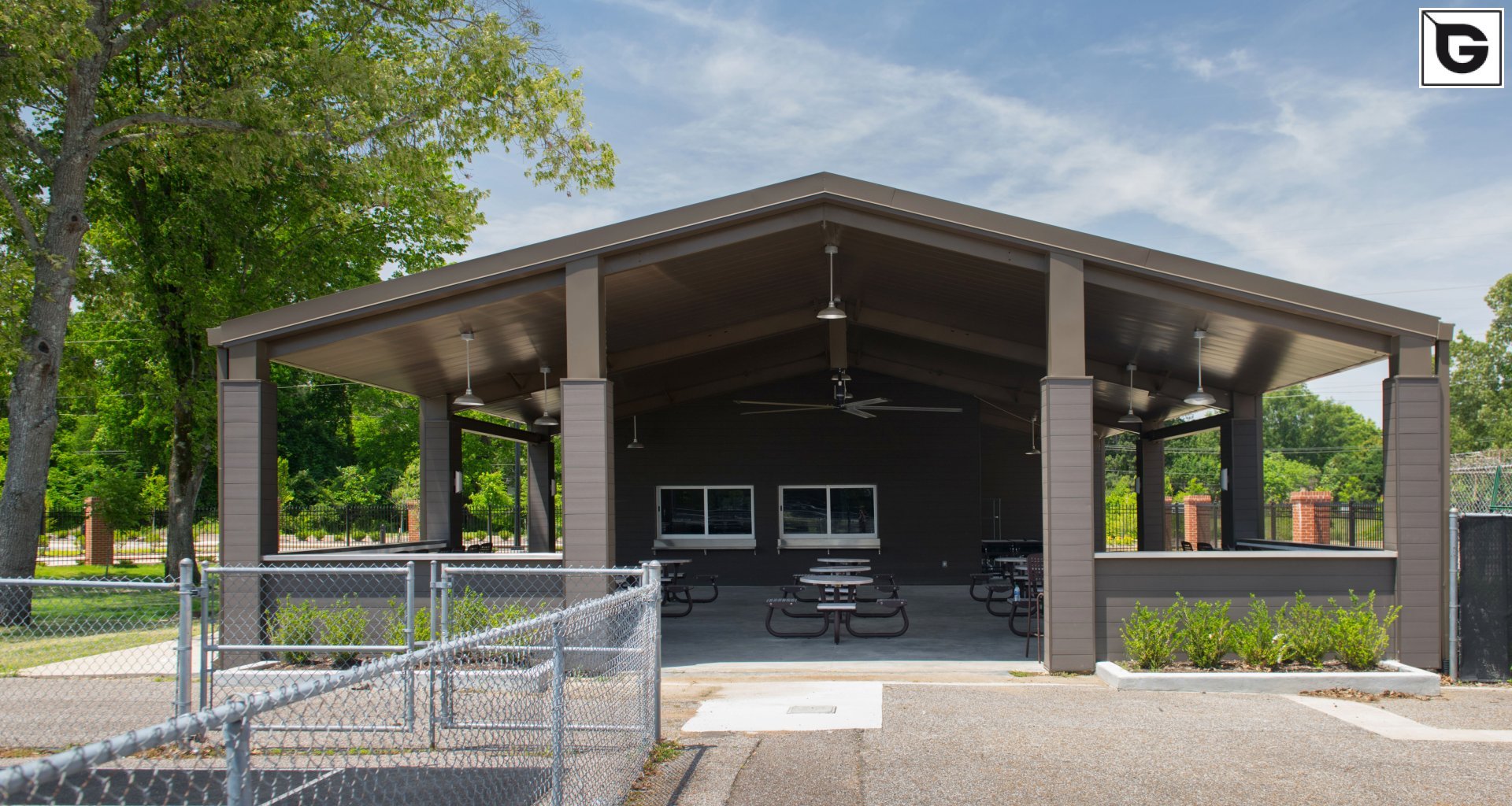 Institutionelle Einrichtungen_Fassadenverkleidung - horizontal_Lehranstalt