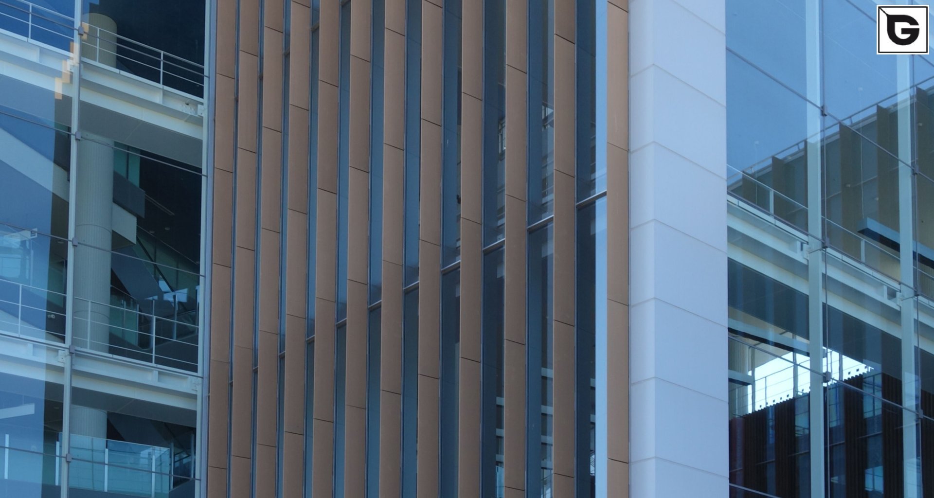 Institutionelle Einrichtungen_Offene Fassadenverkleidung - verti._Sporteinrichtung