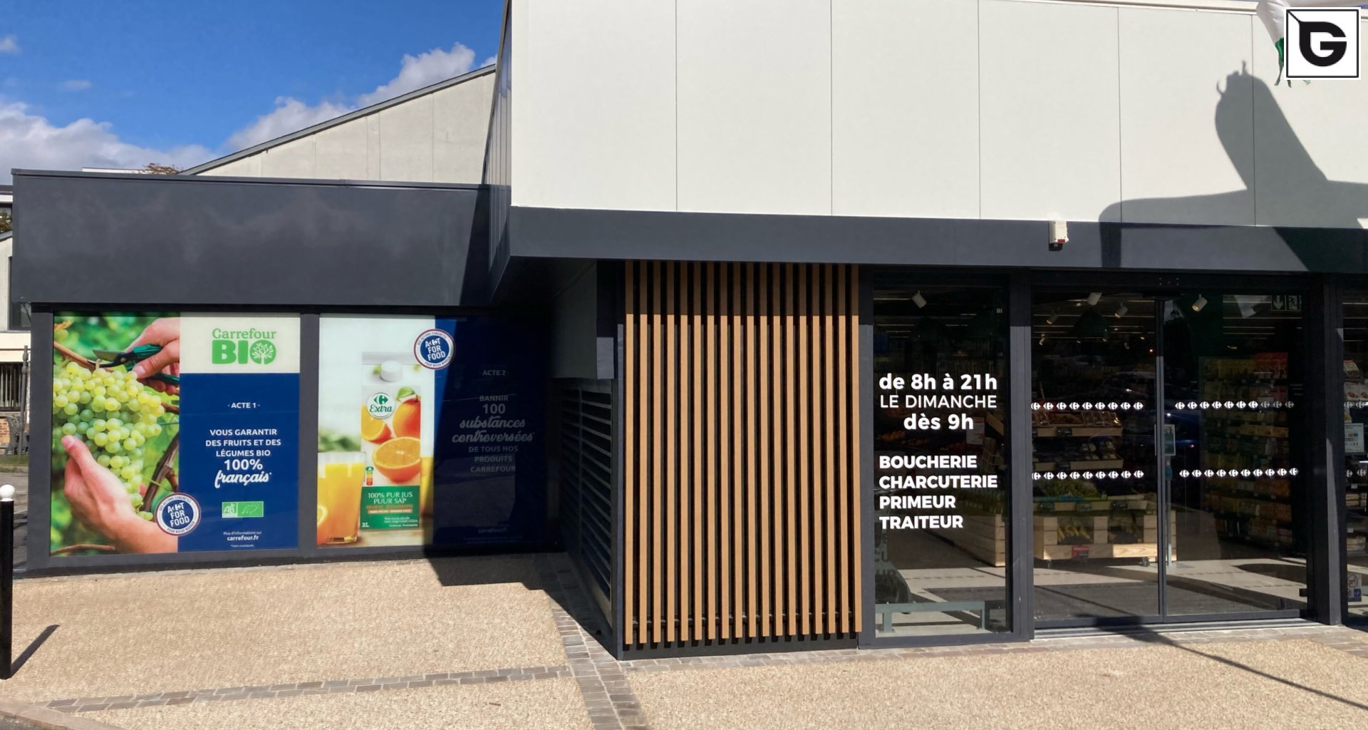 Kaufmännische Gebäude_Offene Fassadenverkleidung - verti._Einkaufszentrum