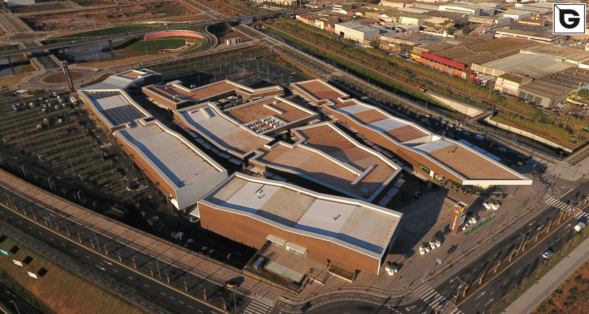 Kaufmännische Gebäude_Verti & Horiz Fassadenverkleidung _Vorzeigeprojekte - WPC holz 