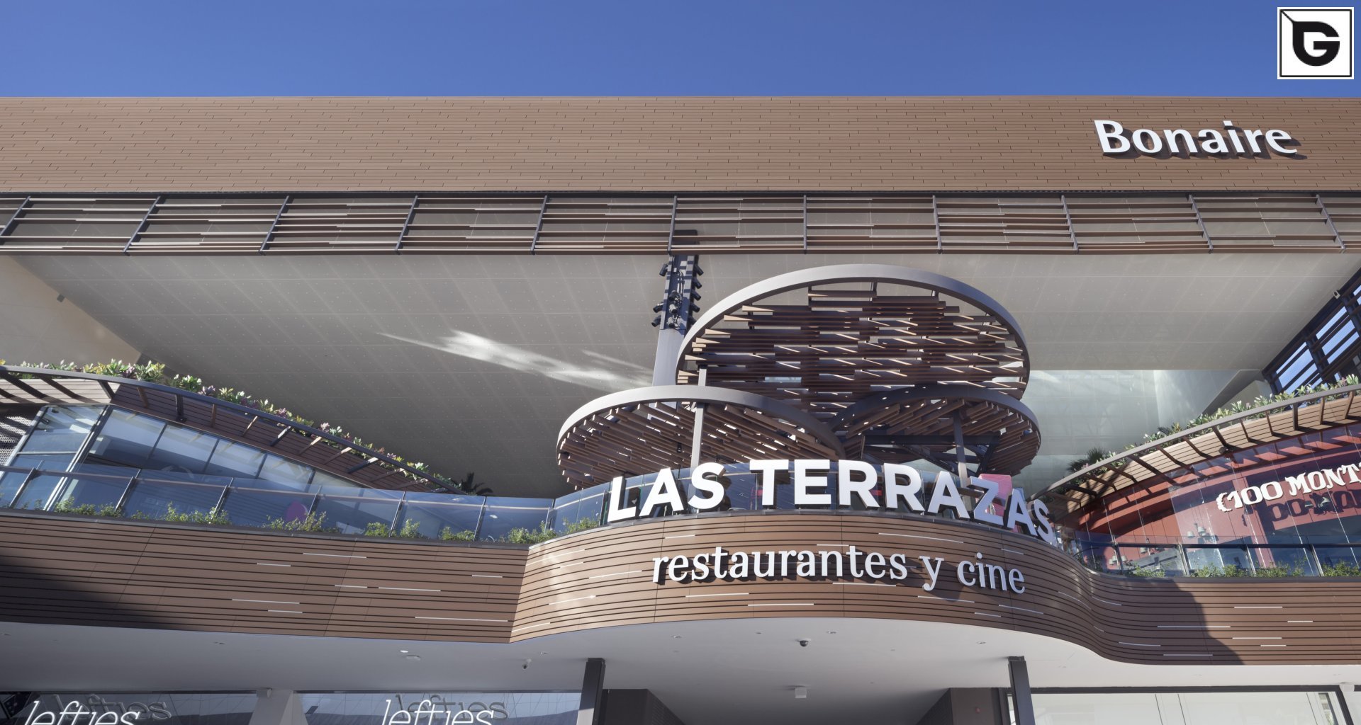 Kaufmännische Gebäude_Offene Fassadenverkleidung - horiz._Einkaufszentrum