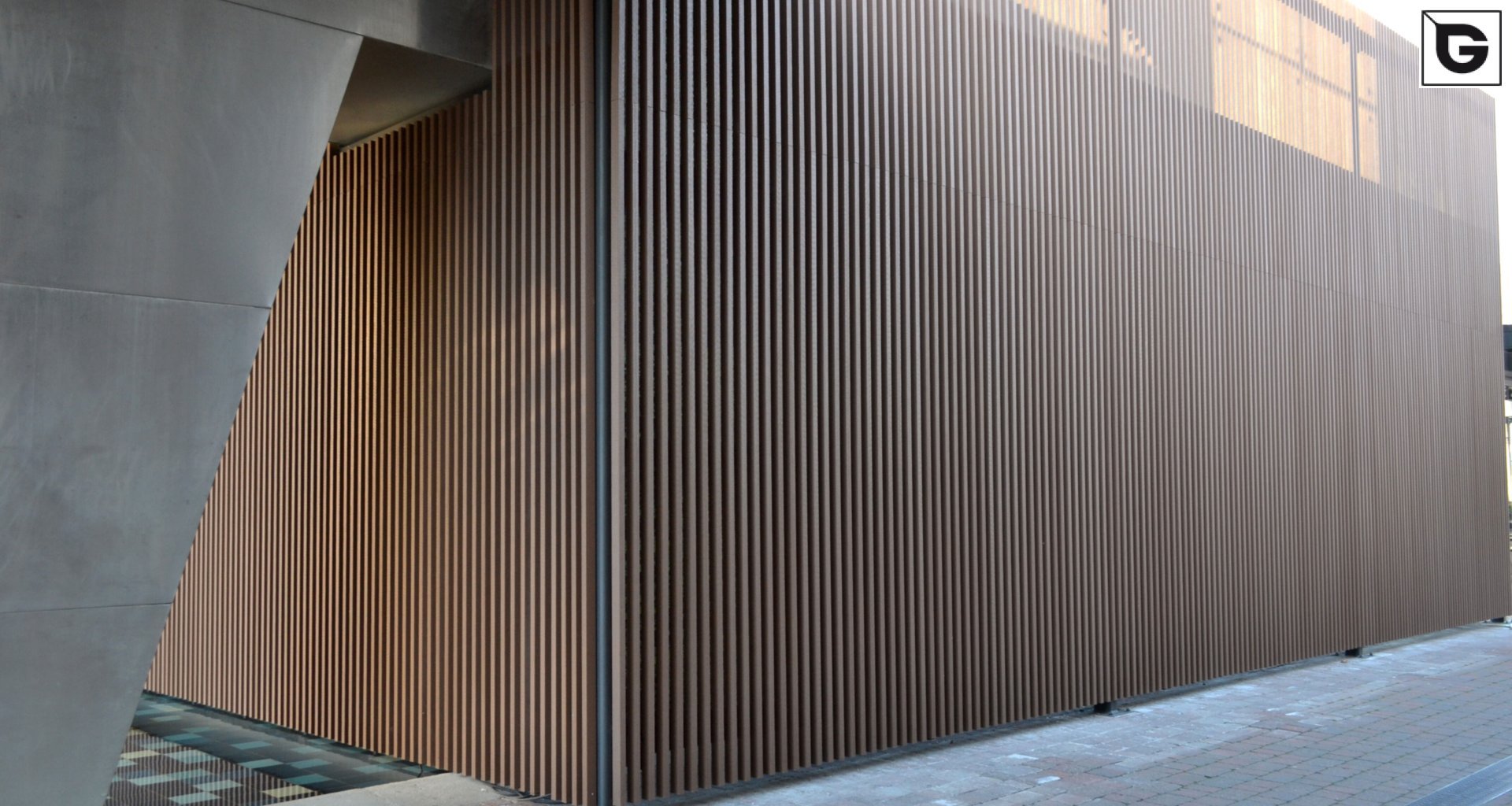 Kaufmännische Gebäude_Offene Fassadenverkleidung - verti._Einkaufszentrum