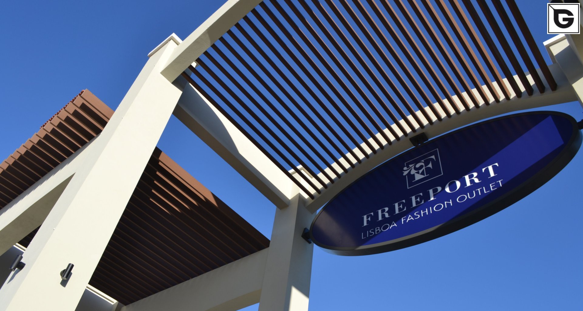 Kaufmännische Gebäude_Offene Fassadenverkleidung - verti._Einkaufszentrum