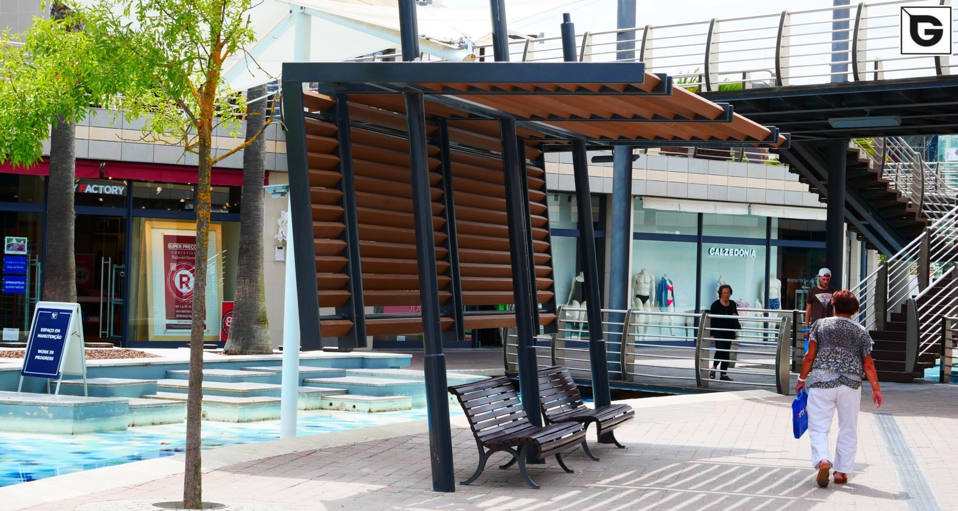 Kaufmännische Gebäude_Offene Fassadenverkleidung - verti._Einkaufszentrum