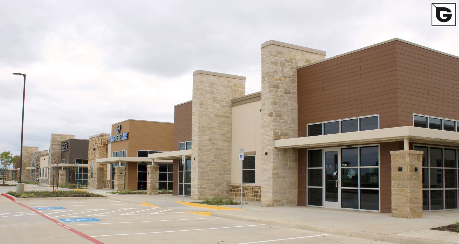 Kaufmännische Gebäude_Fassadenverkleidung - horizontal_Einkaufszentrum