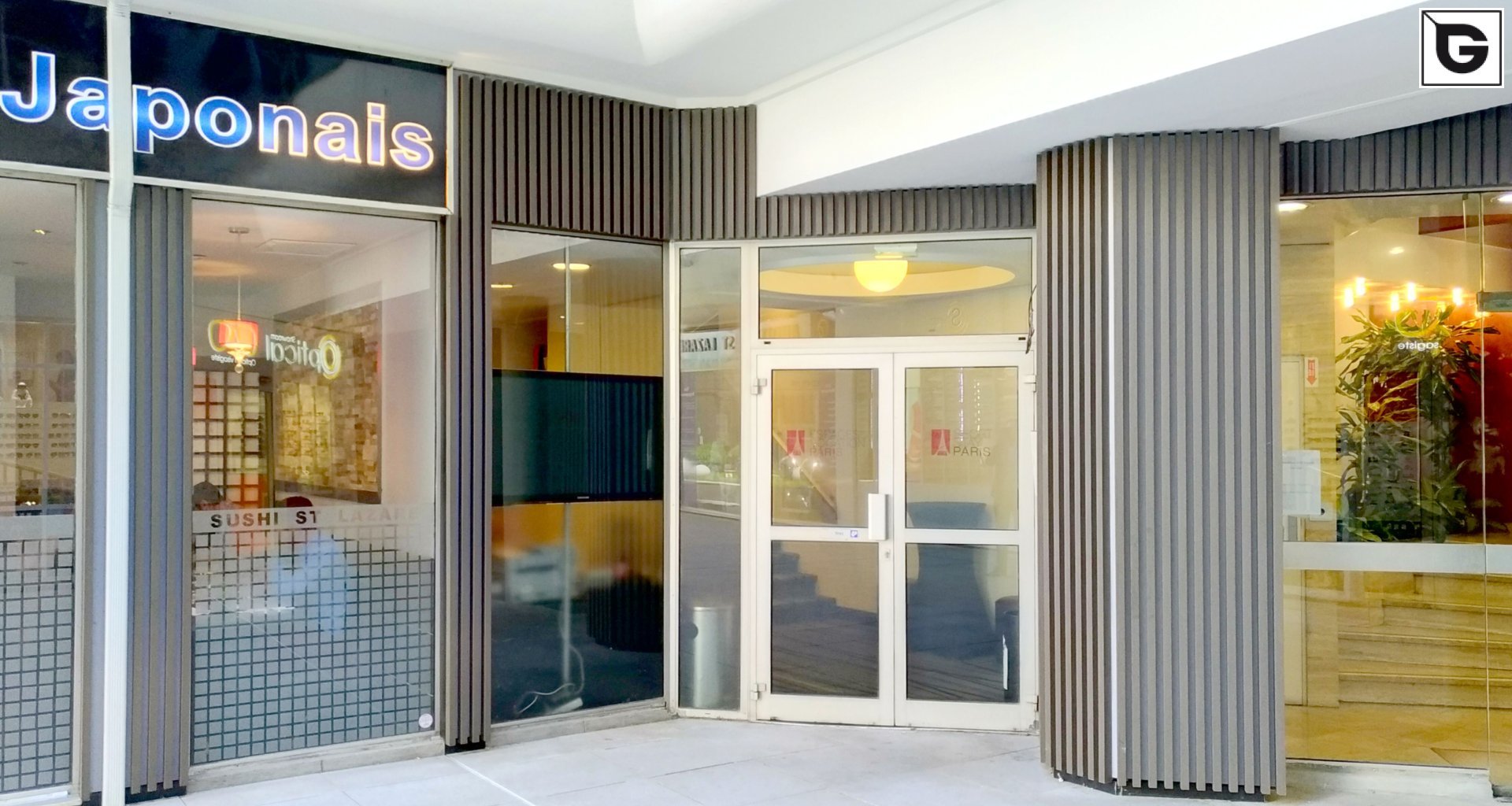 Kaufmännische Gebäude_Offene Fassadenverkleidung - verti._Einkaufszentrum