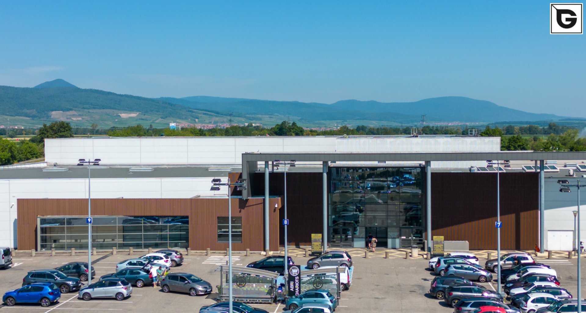 Kaufmännische Gebäude_Offene Fassadenverkleidung - verti._Einkaufszentrum