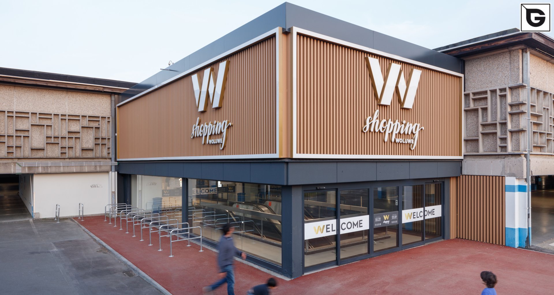 Kaufmännische Gebäude_Offene Fassadenverkleidung - verti._Einkaufszentrum