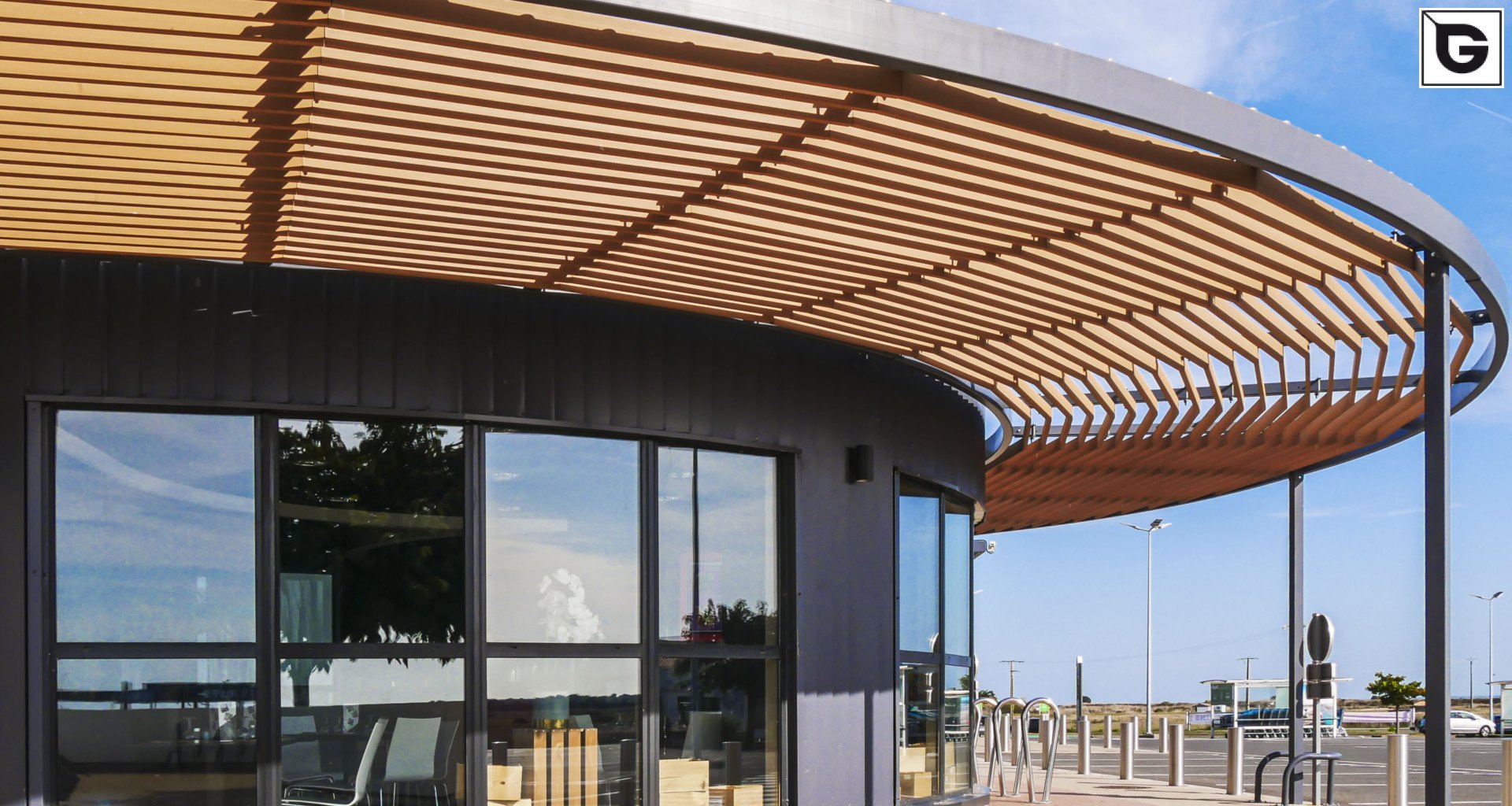 Kaufmännische Gebäude_Pergola, Dachüberstand, Dach_Einkaufszentrum