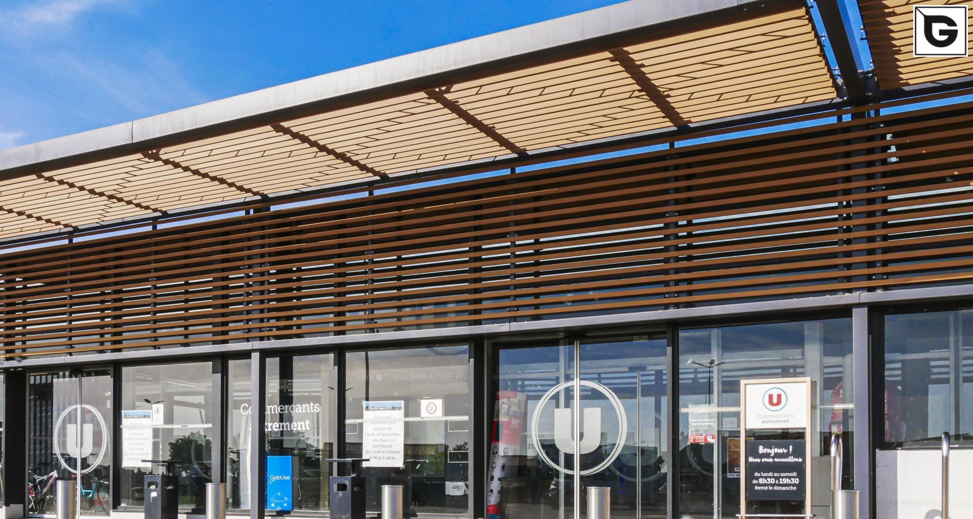 Kaufmännische Gebäude_Pergola, Dachüberstand, Dach_Einkaufszentrum