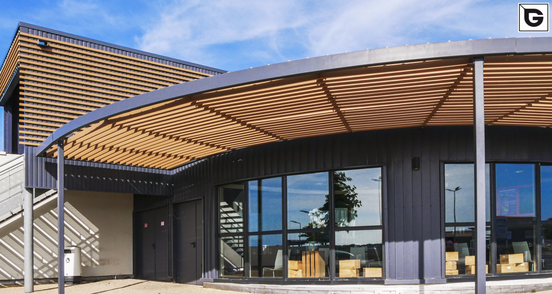 Kaufmännische Gebäude_Pergola, Dachüberstand, Dach_Einkaufszentrum