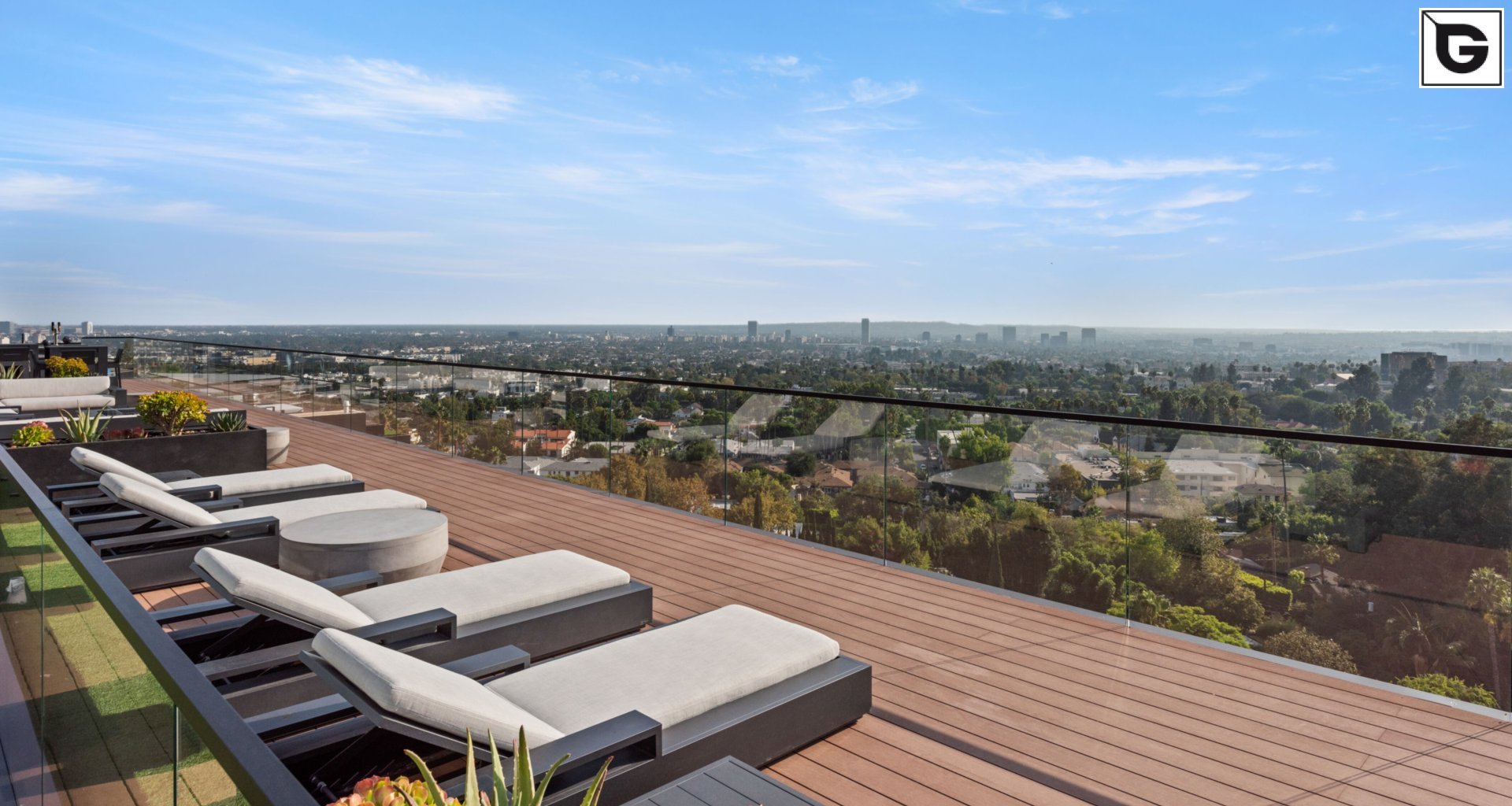 Private deck 1871 Stanley Rd, Los-Angeles