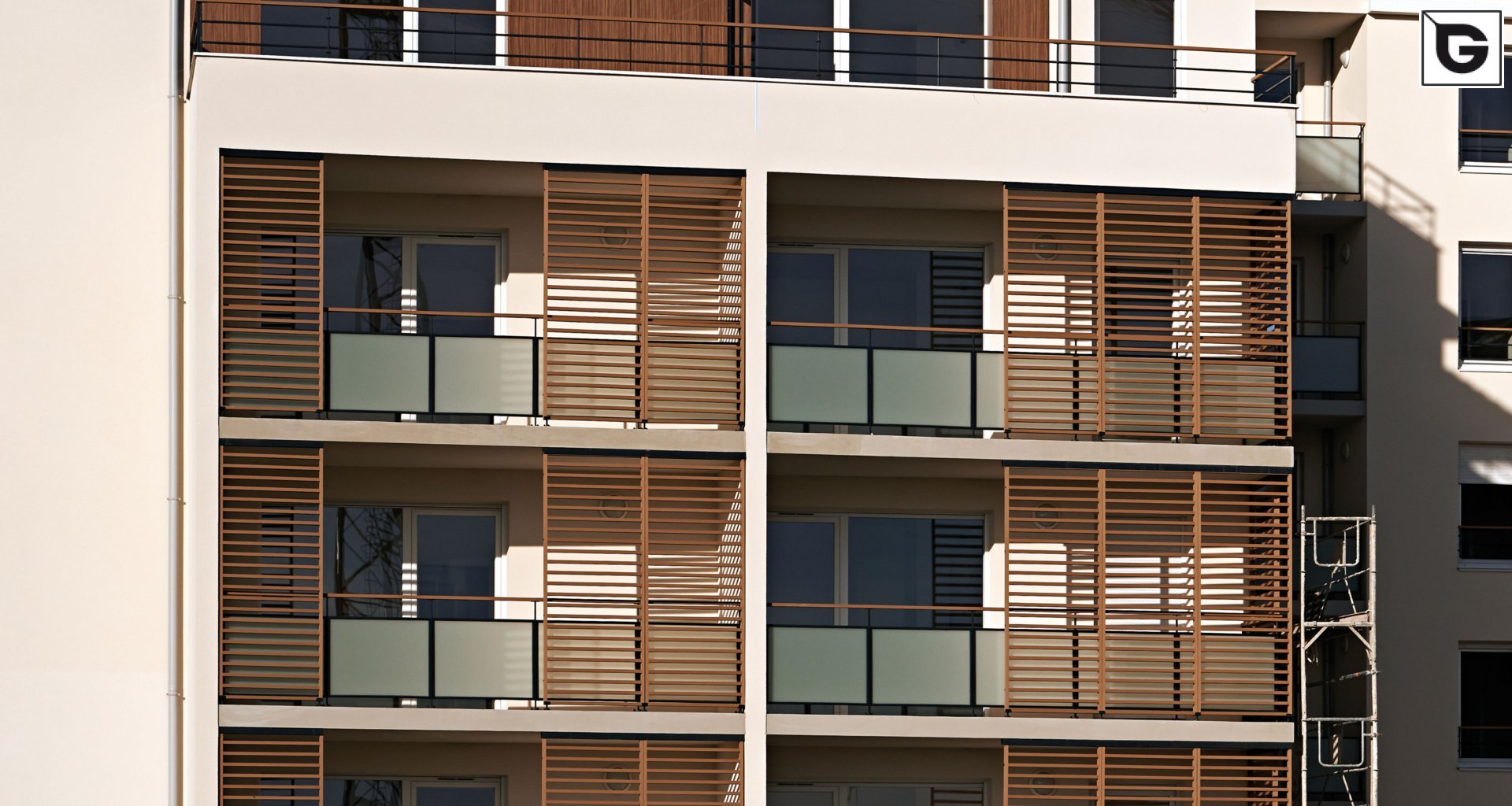 Wohngebäude_Horizontal Sonnenschutz, jalousien_Vorzeigeprojekte - Hybrid holz