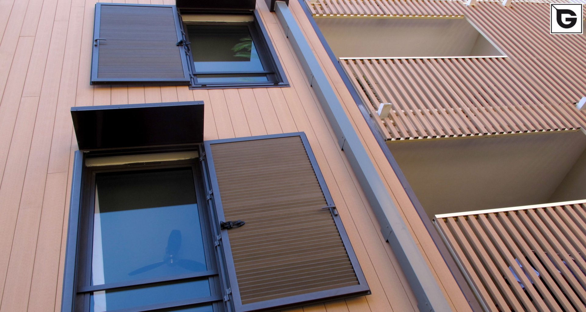 Wohngebäude_Geländer_Wohnhaus