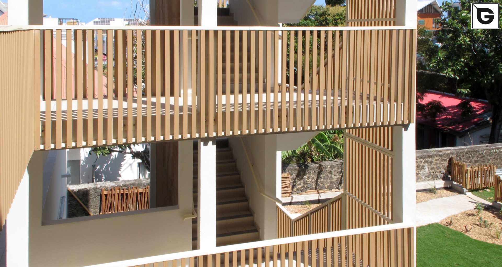 Wohngebäude_Geländer_Wohnhaus