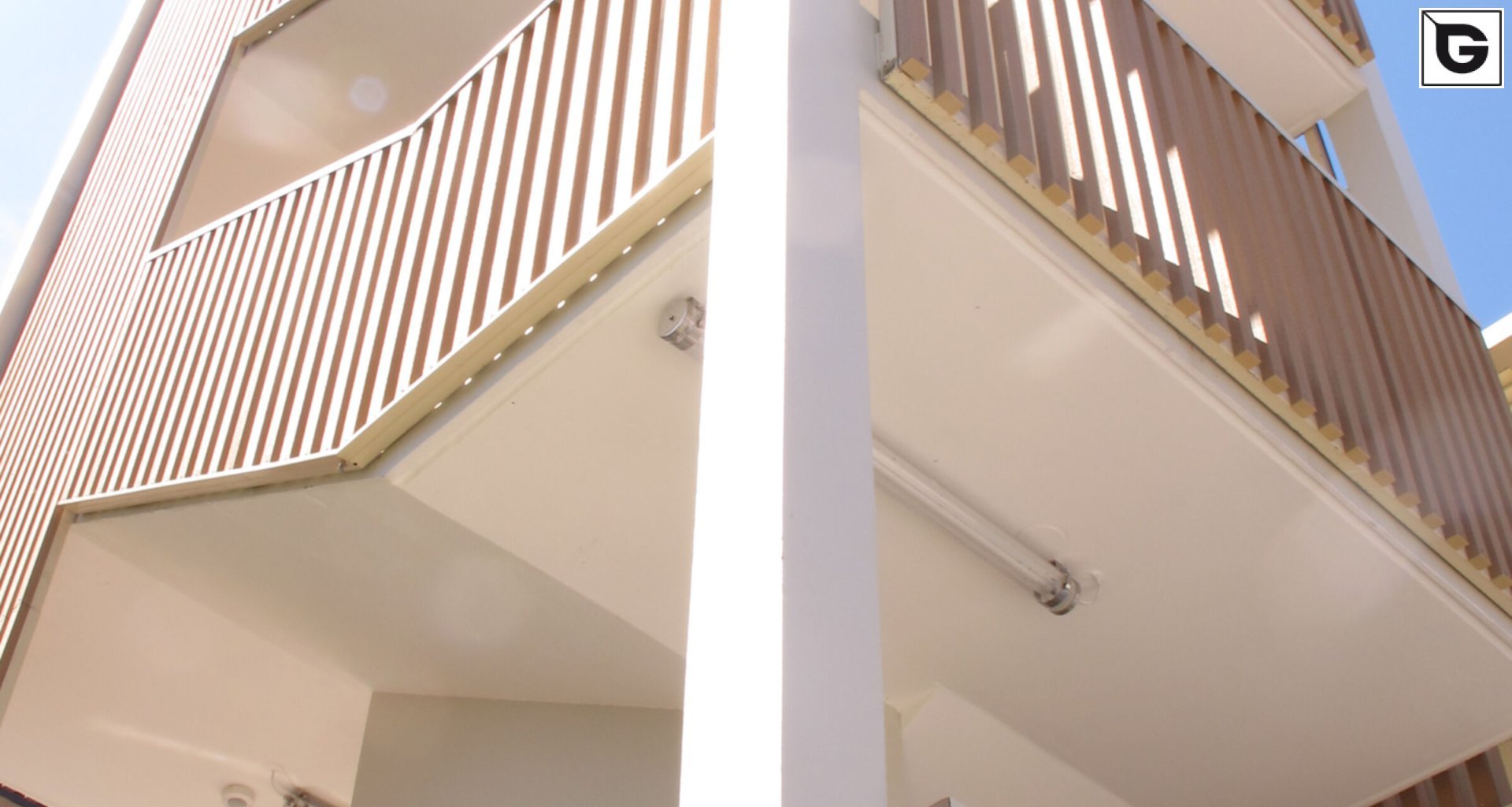 Wohngebäude_Geländer_Wohnhaus