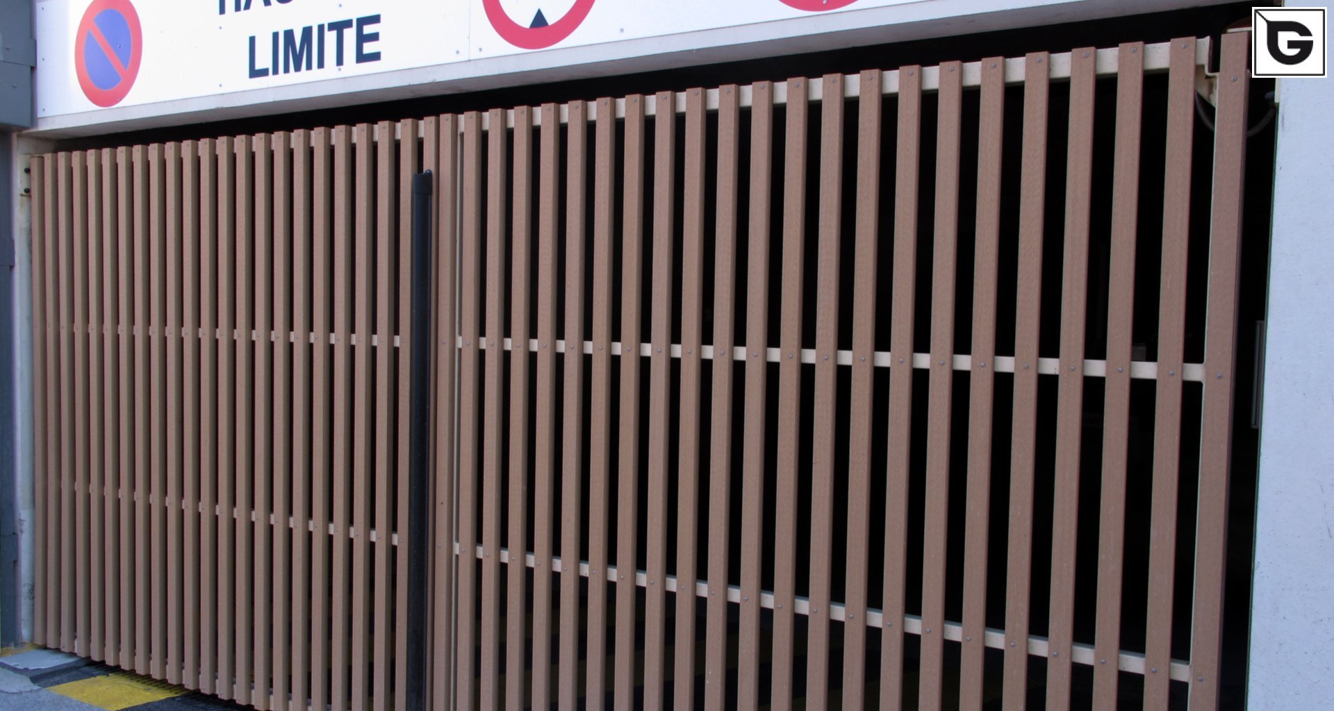 Wohngebäude_Geländer_Wohnhaus