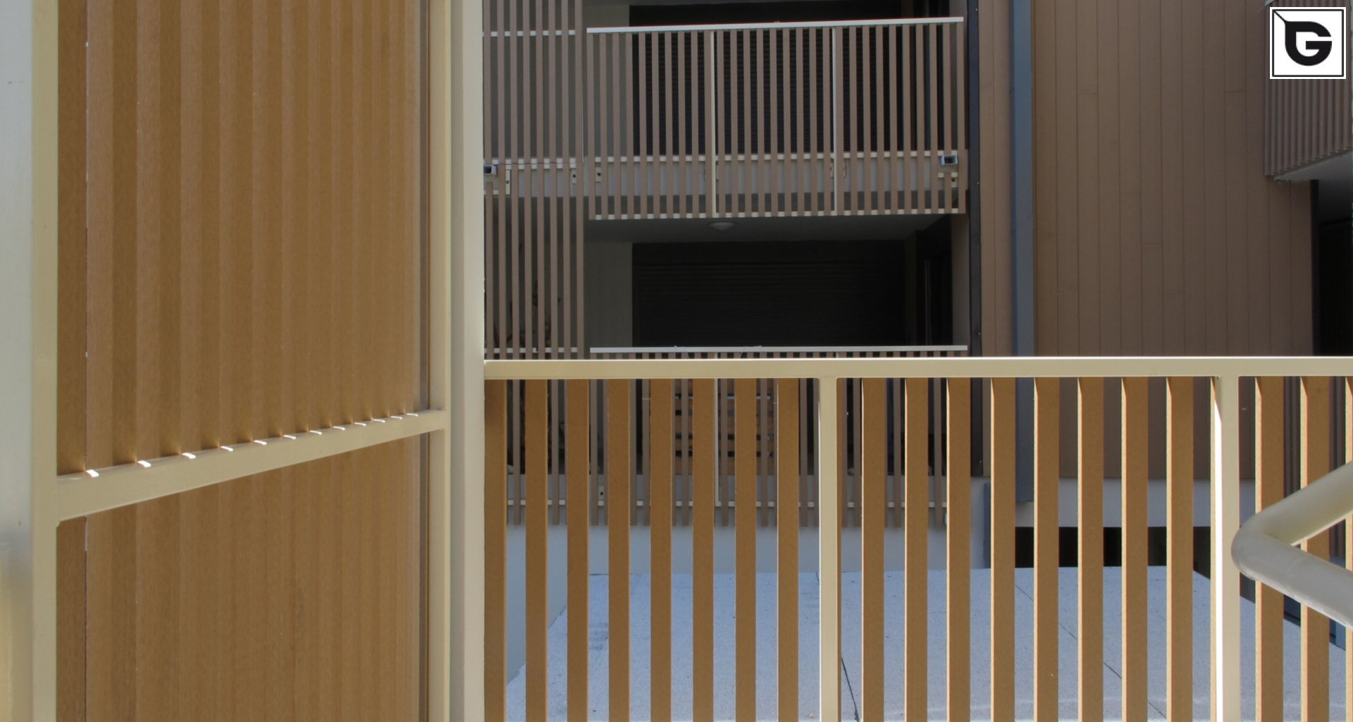 Wohngebäude_Geländer_Wohnhaus