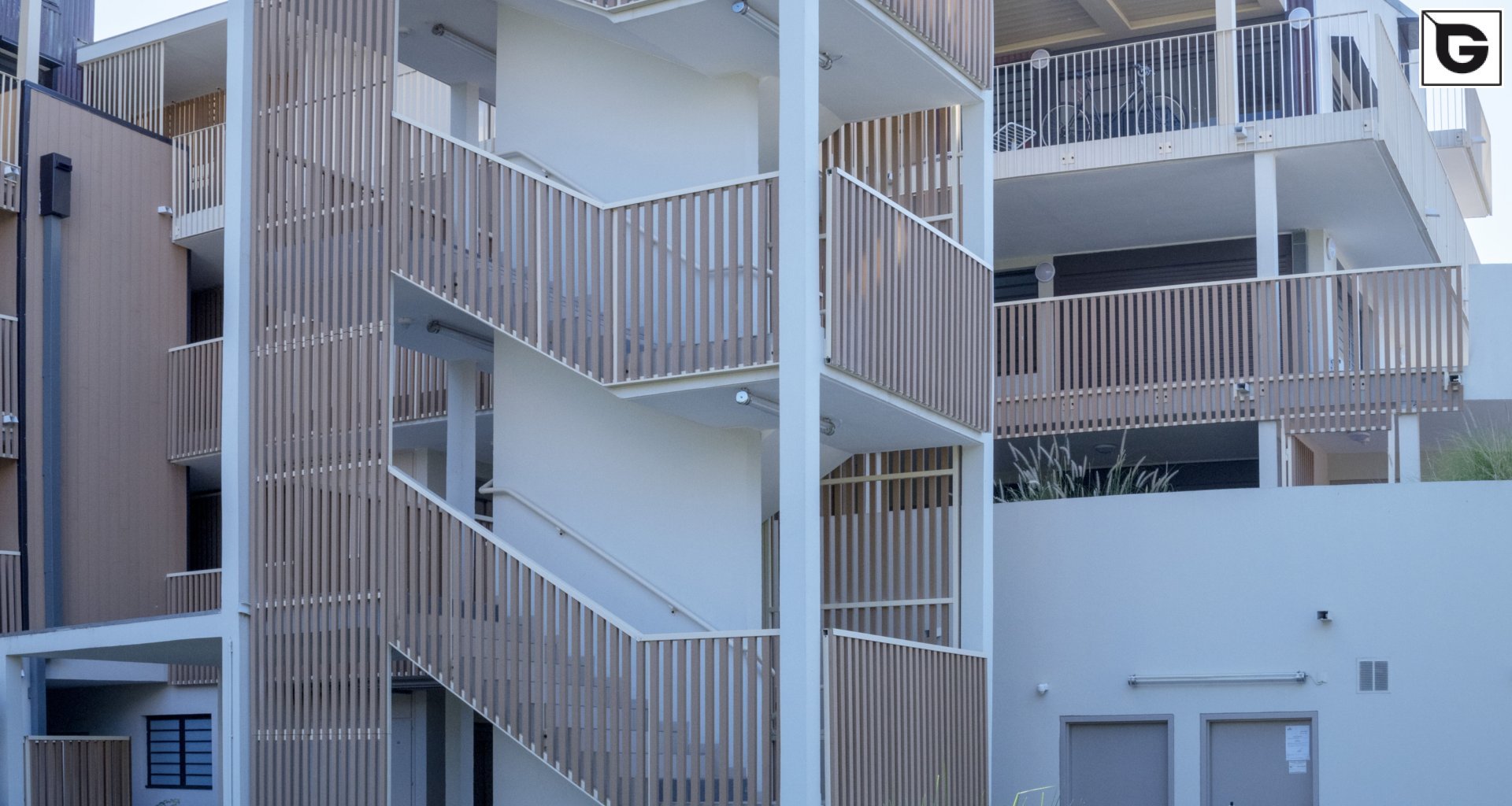 Wohngebäude_Geländer_Wohnhaus