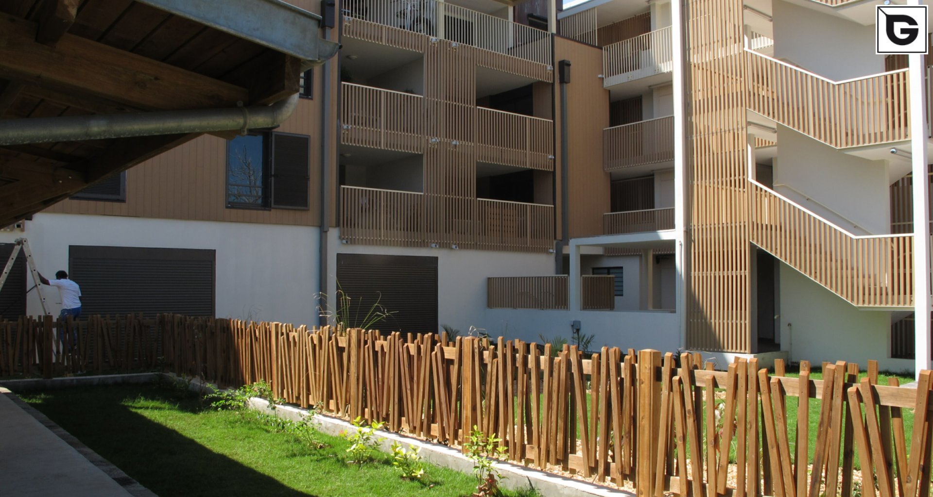 Wohngebäude_Geländer_Wohnhaus