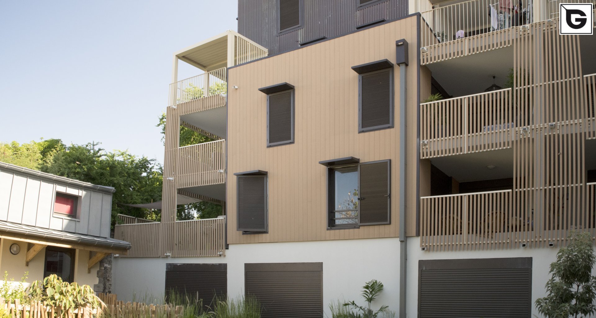 Wohngebäude_Geländer_Wohnhaus