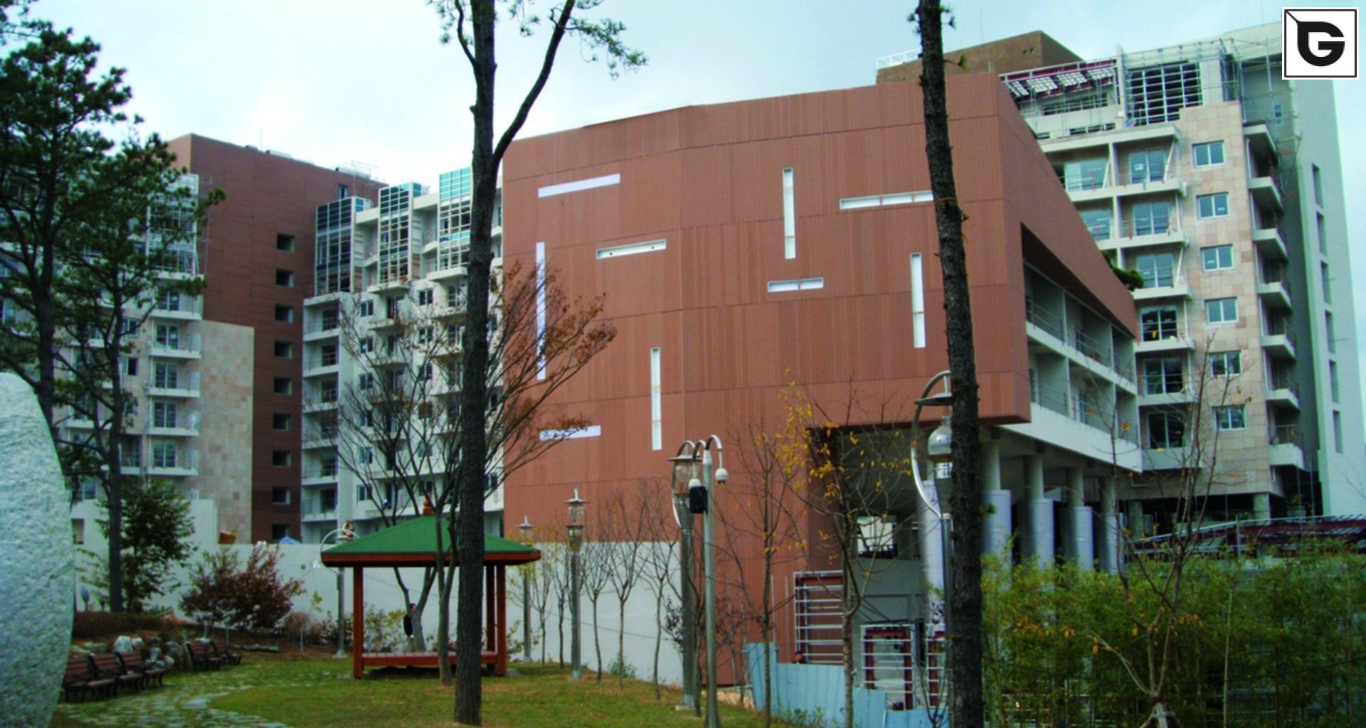 Wohngebäude_Fassadenverkleidung - vertikal_Wohnhaus