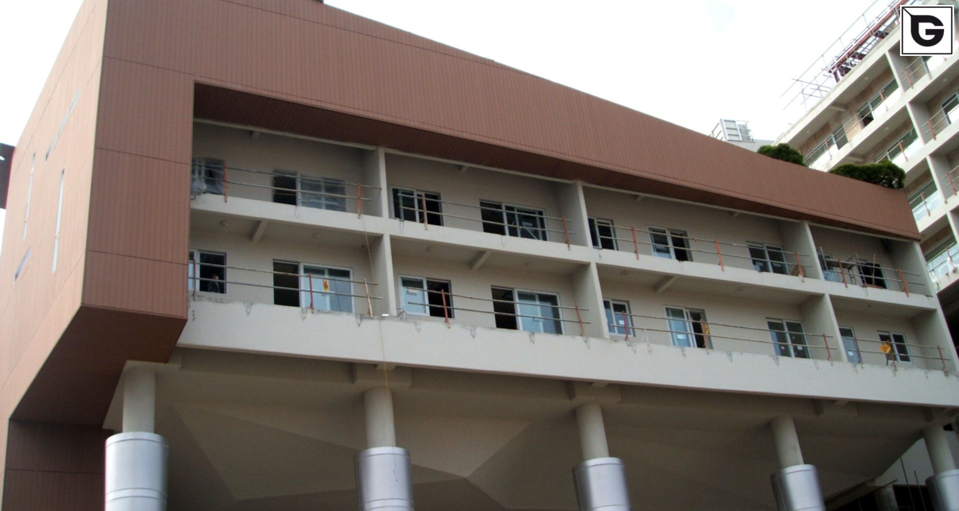 Wohngebäude_Fassadenverkleidung - vertikal_Wohnhaus